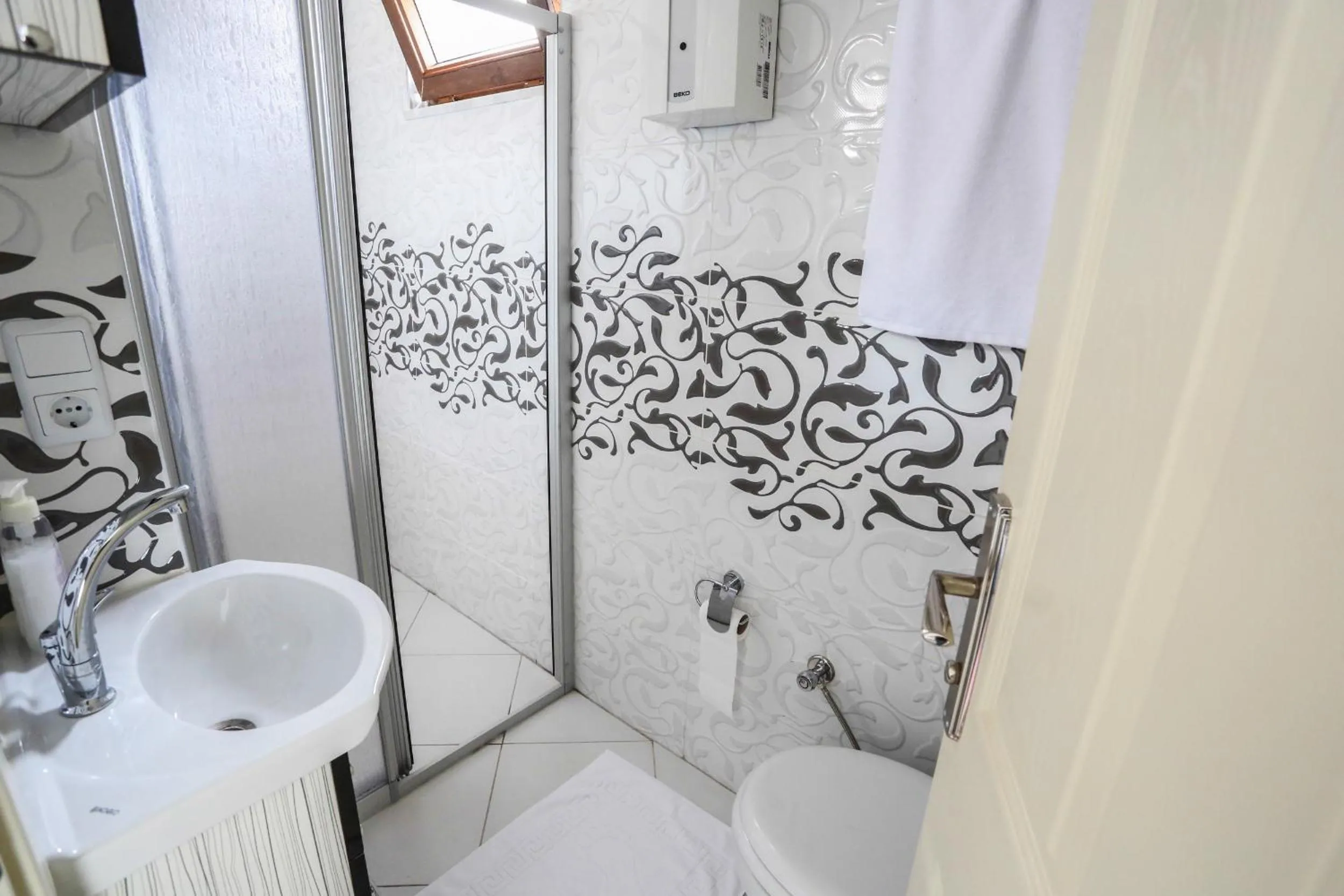 Bathroom in Kural Pansiyon