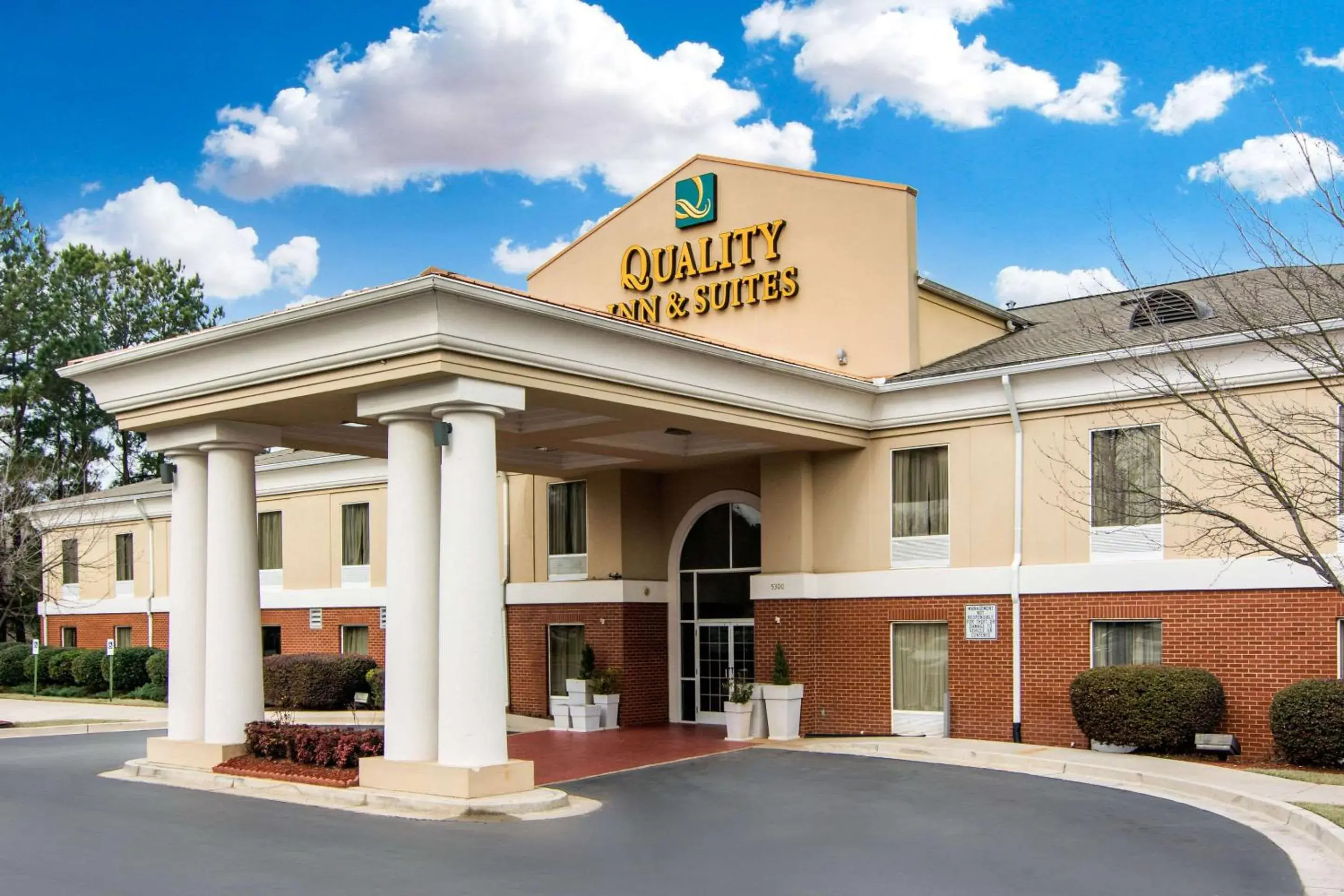 Property building in Quality Inn & Suites Decatur - Atlanta East Property building in Quality Inn & Suites Decatur - Atlanta East