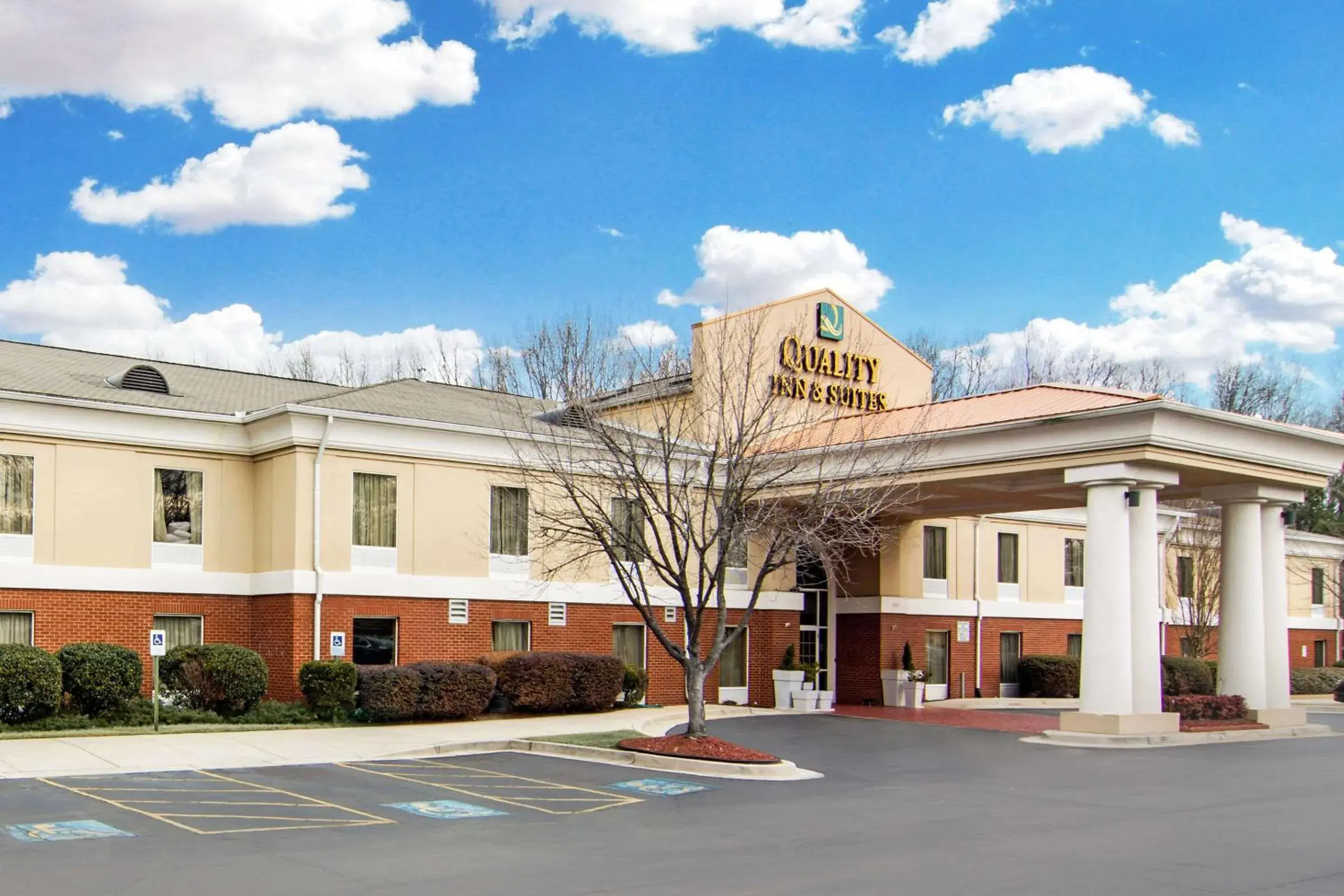Property building in Quality Inn & Suites Decatur - Atlanta East Property building in Quality Inn & Suites Decatur - Atlanta East