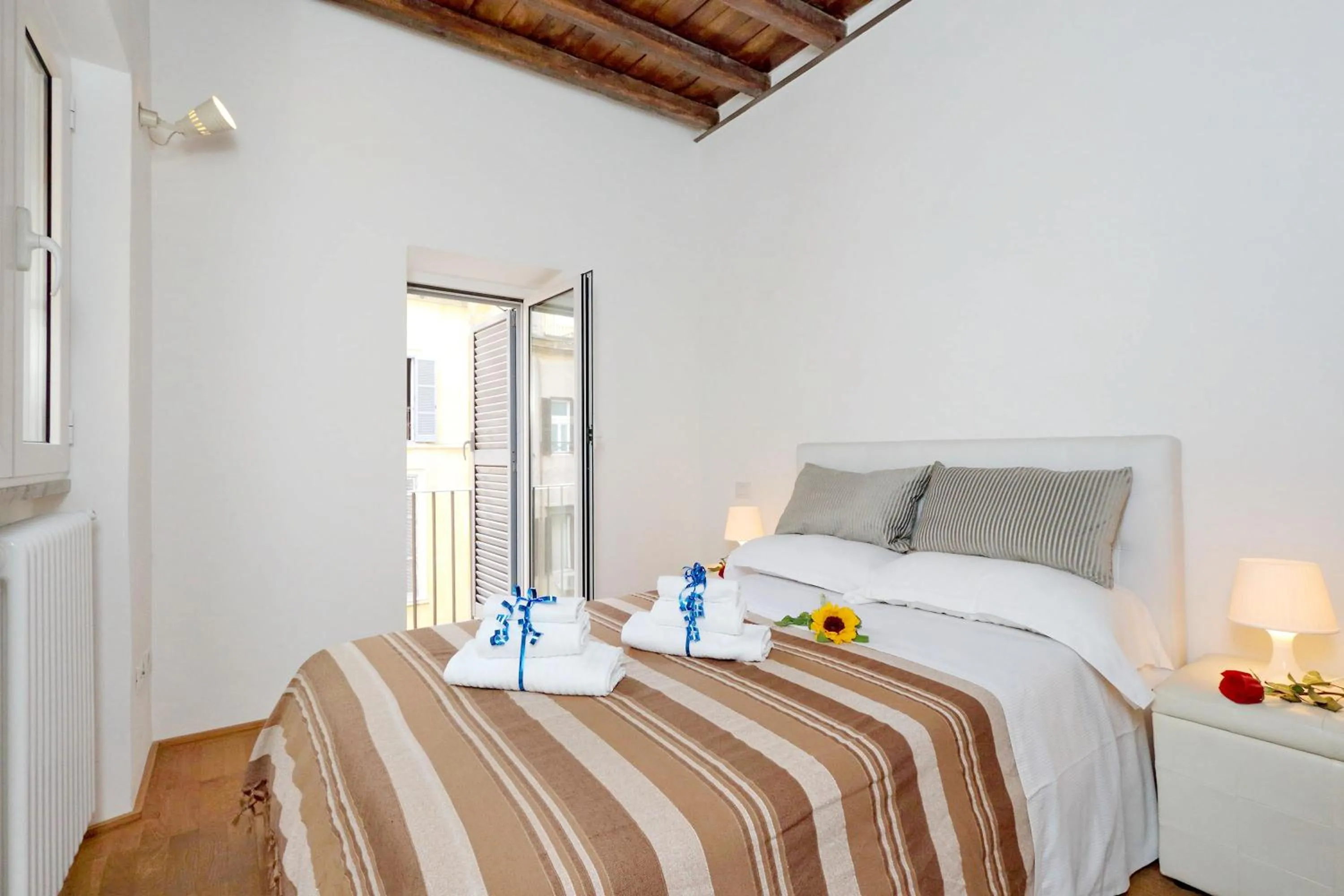 Photo of the whole room, Bed in Pantheon - Argentina Luxury