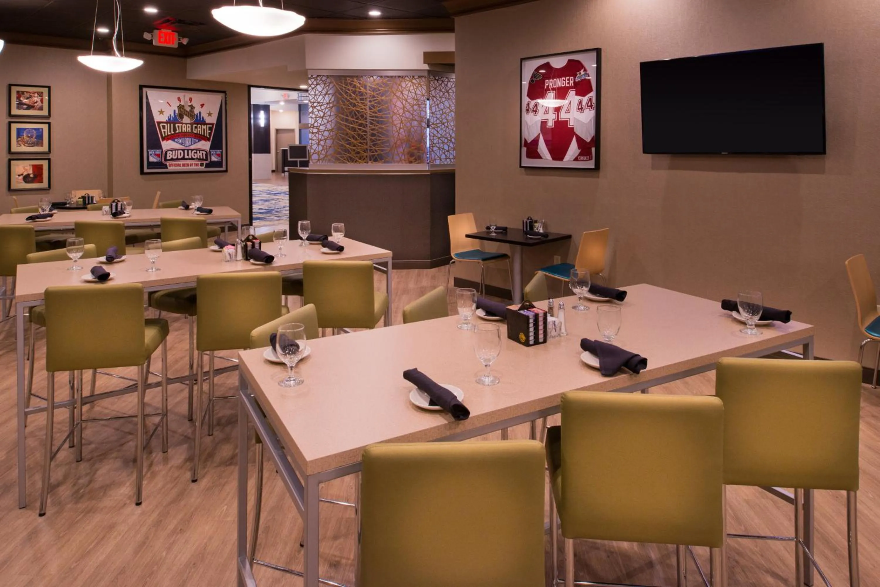 Restaurant/places to eat in The Arch Convention Hotel