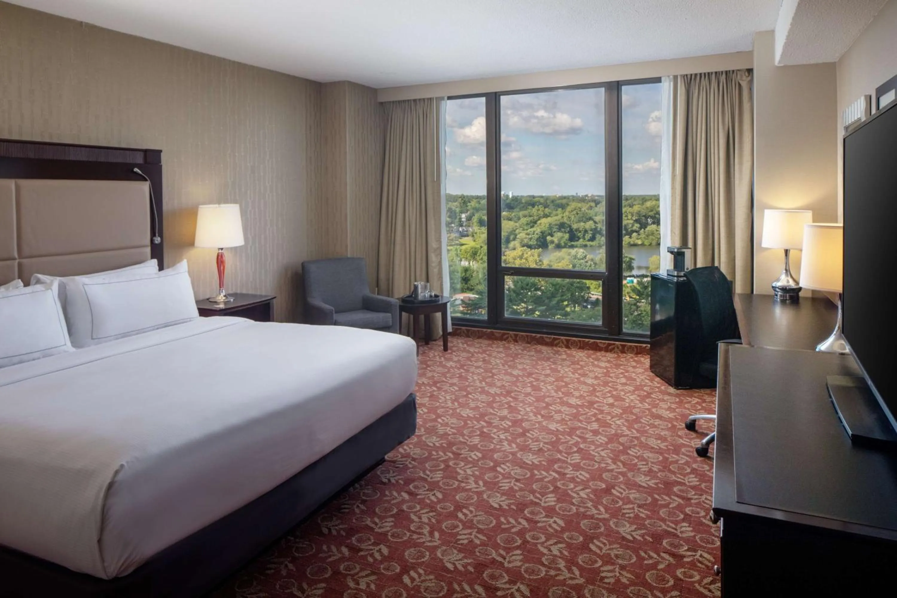 Bedroom, Bed in DoubleTree by Hilton Cherry Hill Philadelphia