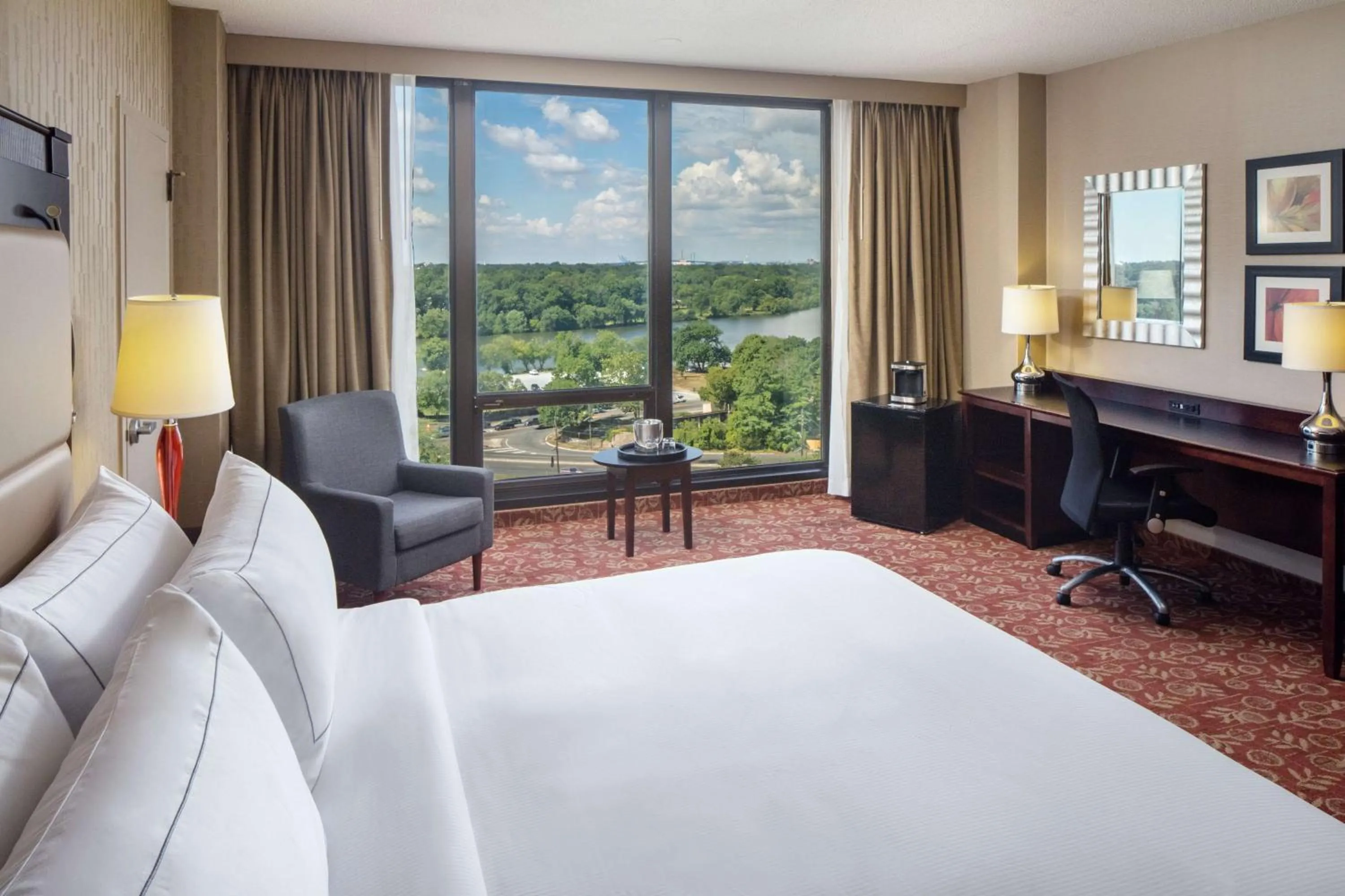 Bedroom, Bed in DoubleTree by Hilton Cherry Hill Philadelphia