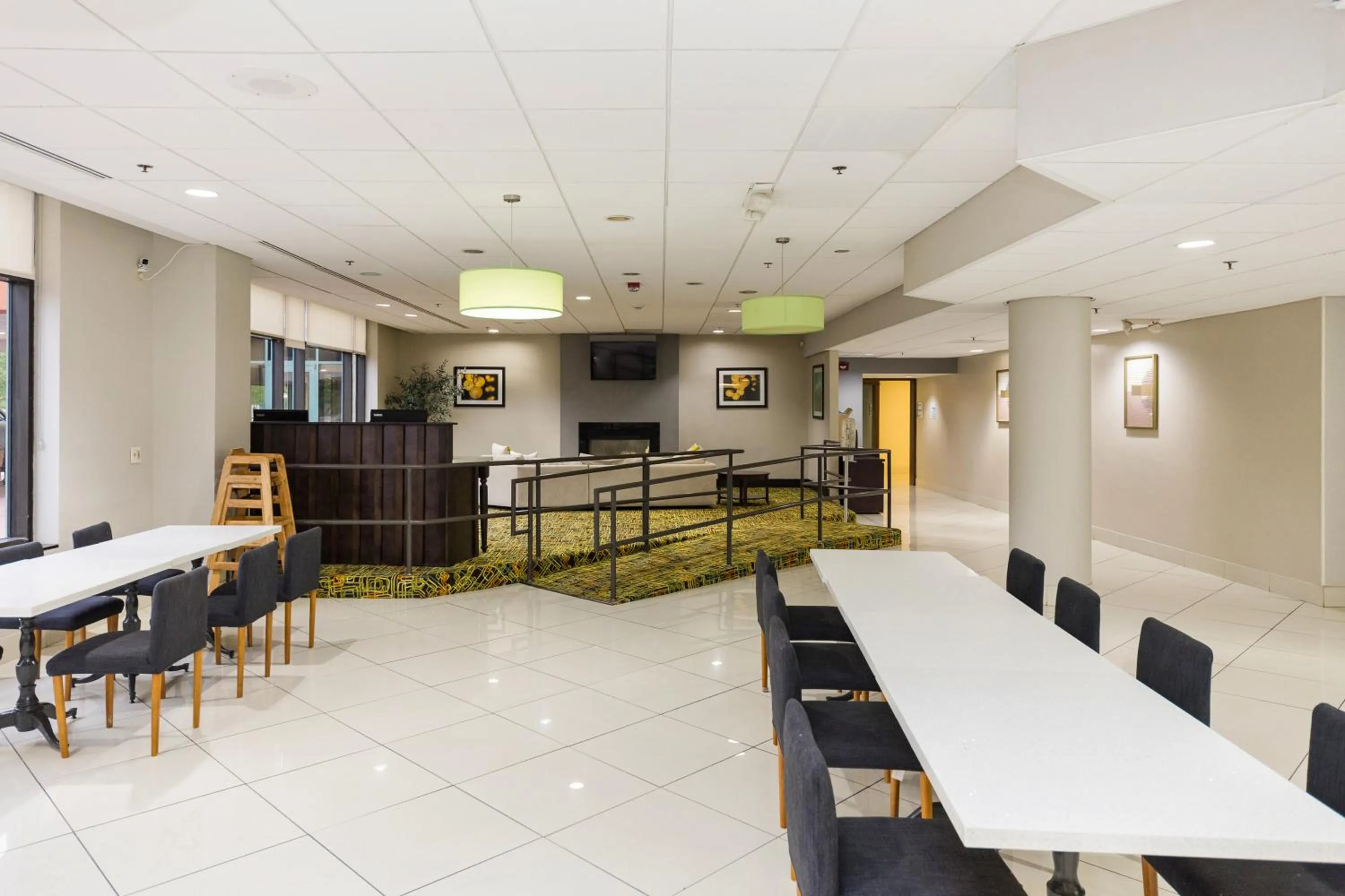 Restaurant/places to eat in Elimwood Hotel, a Ramada by Wyndham