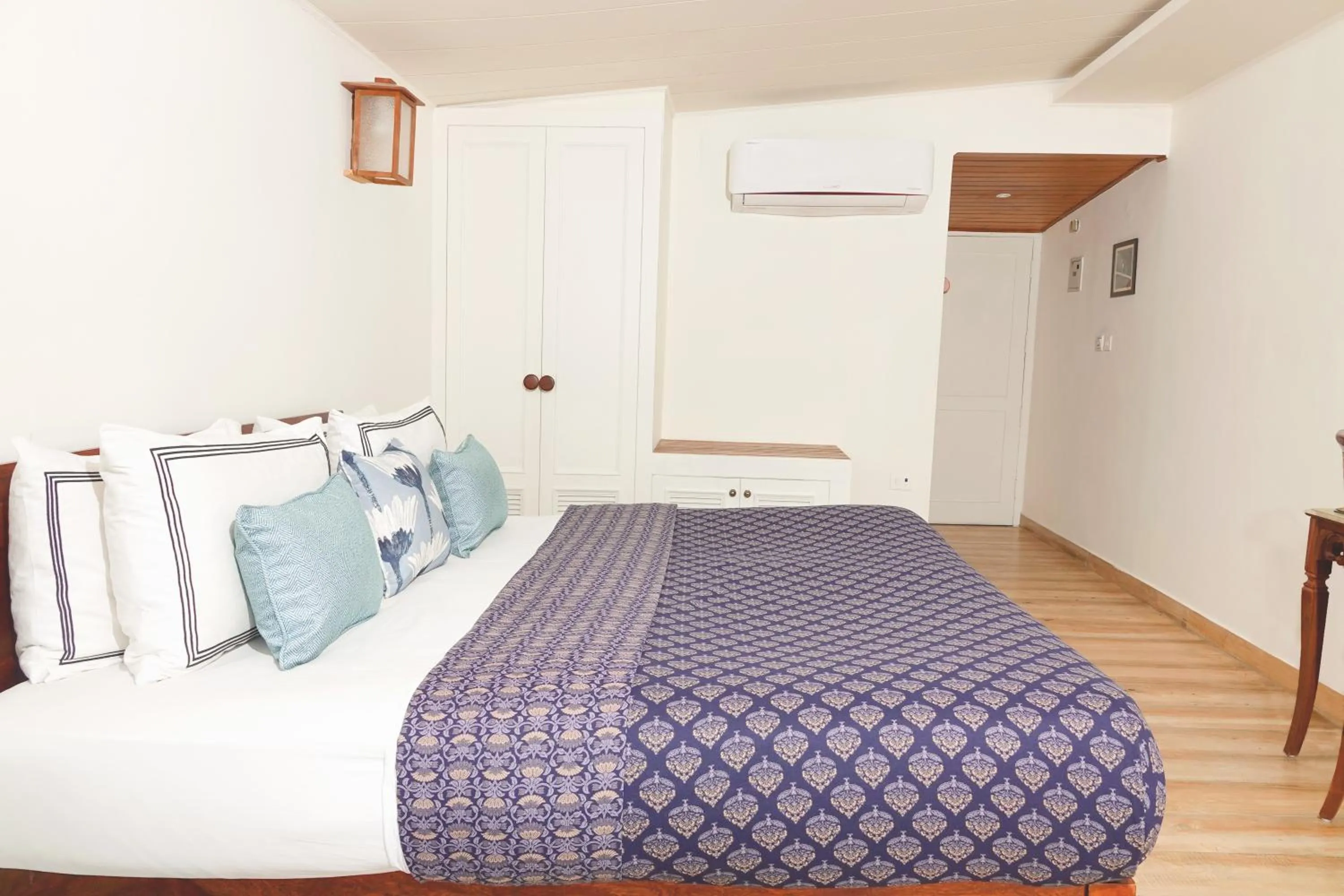 Bed in Raga on the Ganges, Rishikesh