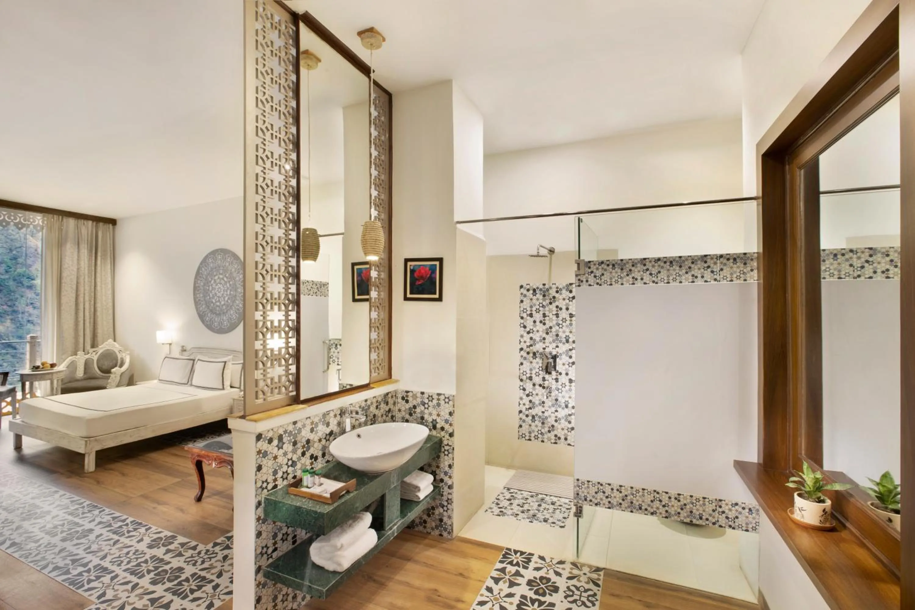 Shower, Bed in Raga on the Ganges, Rishikesh