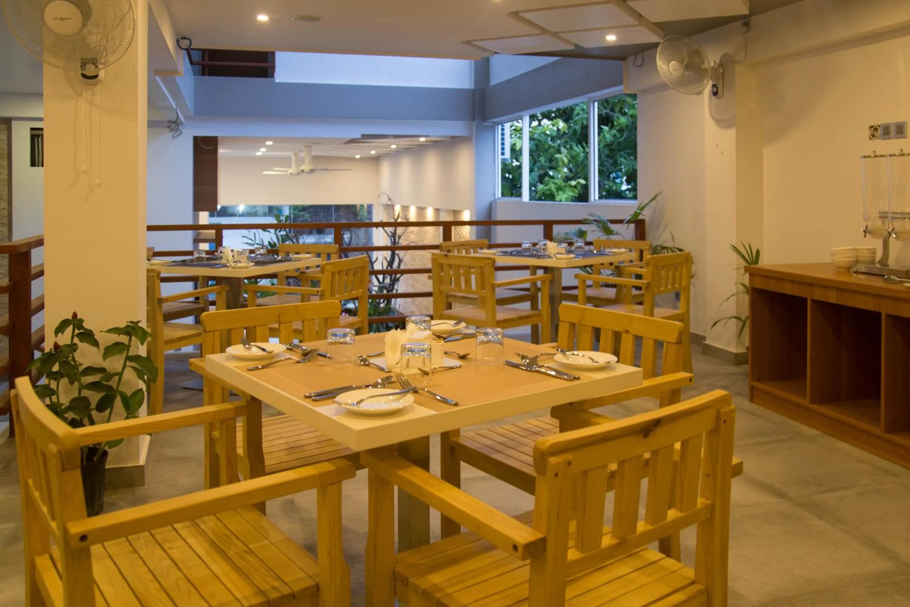 Restaurant/places to eat in Kuredhi Beach Inn