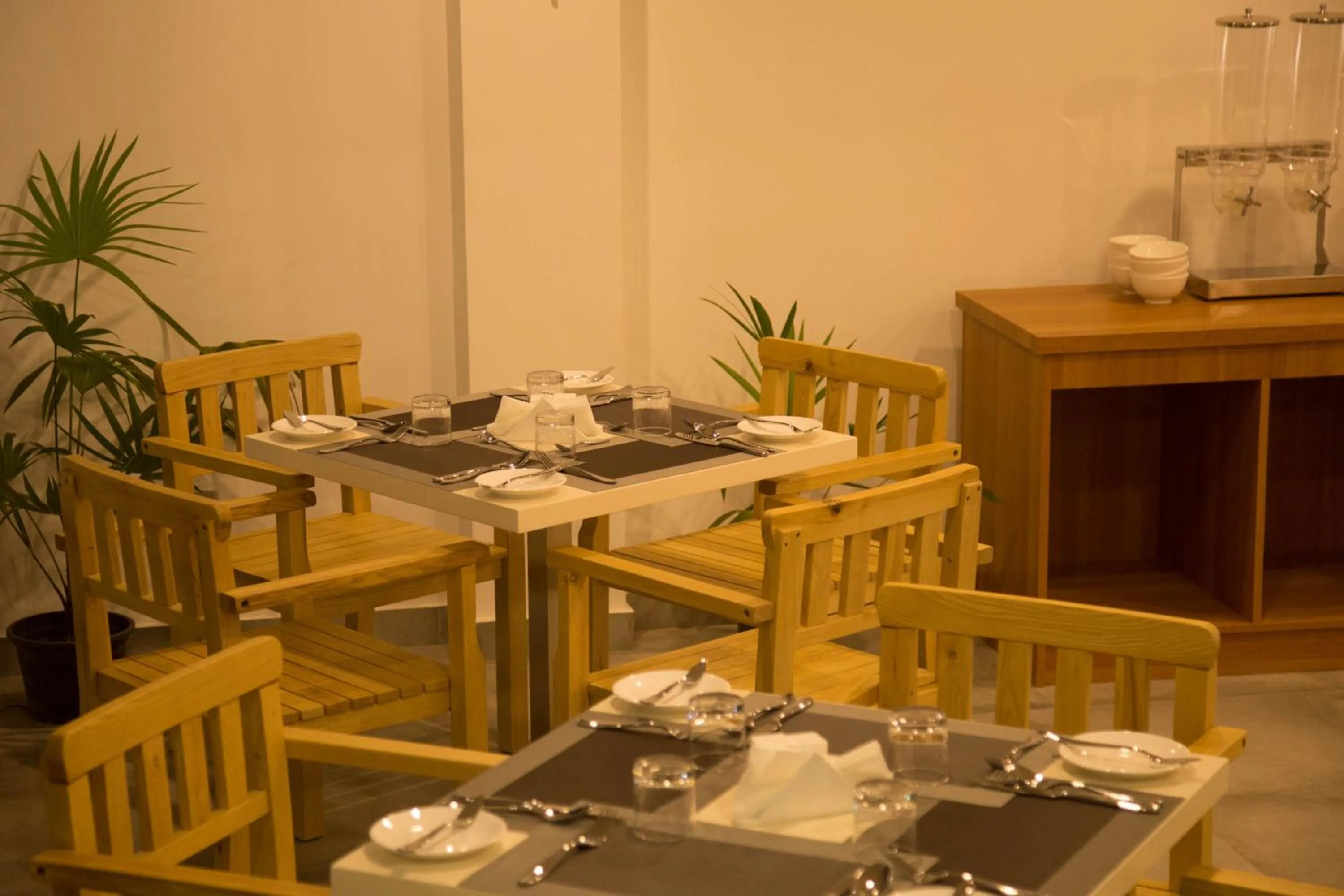 Restaurant/places to eat in Kuredhi Beach Inn