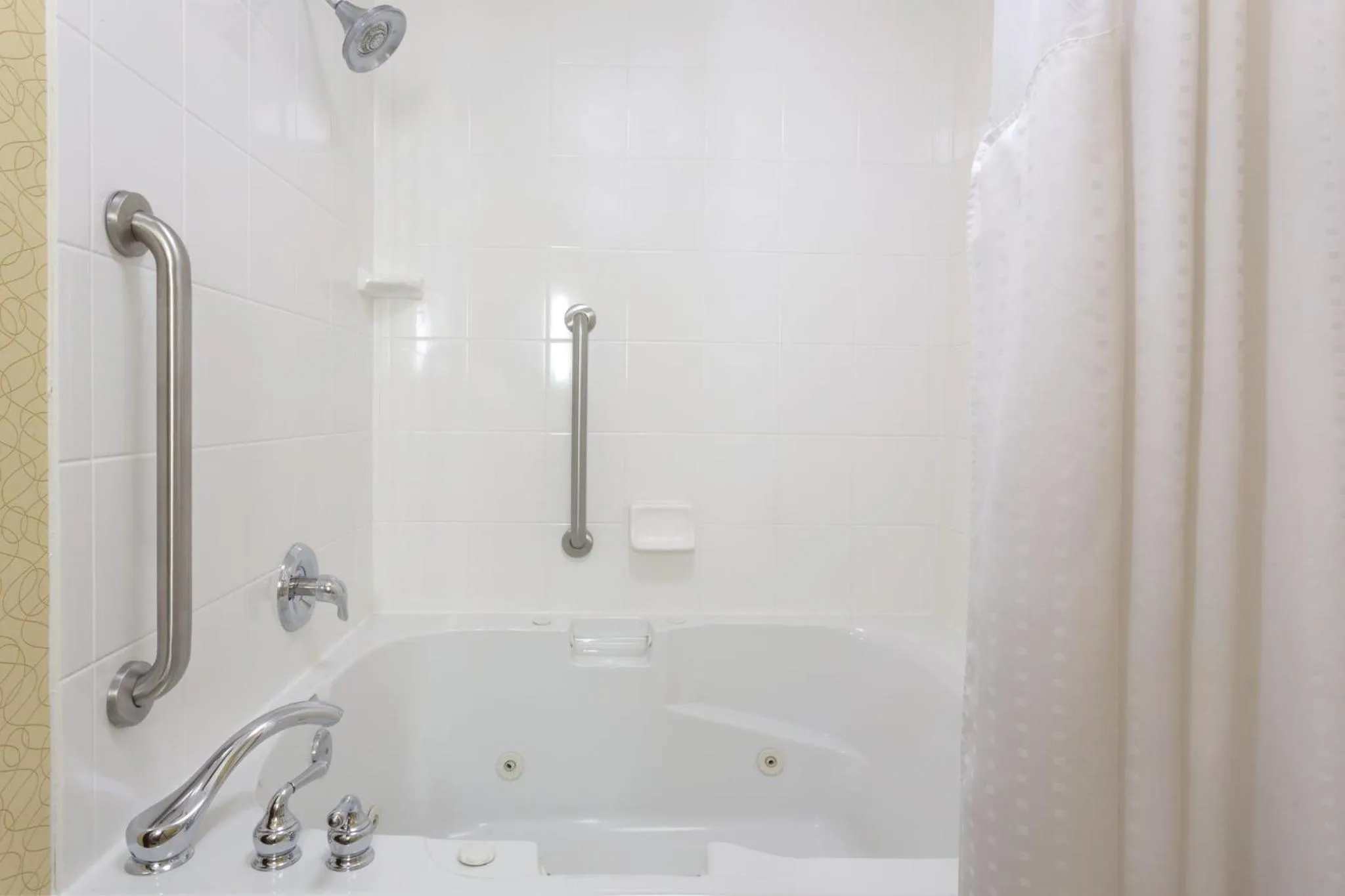 Photo of the whole room in Holiday Inn Express Tower Center New Brunswick by IHG