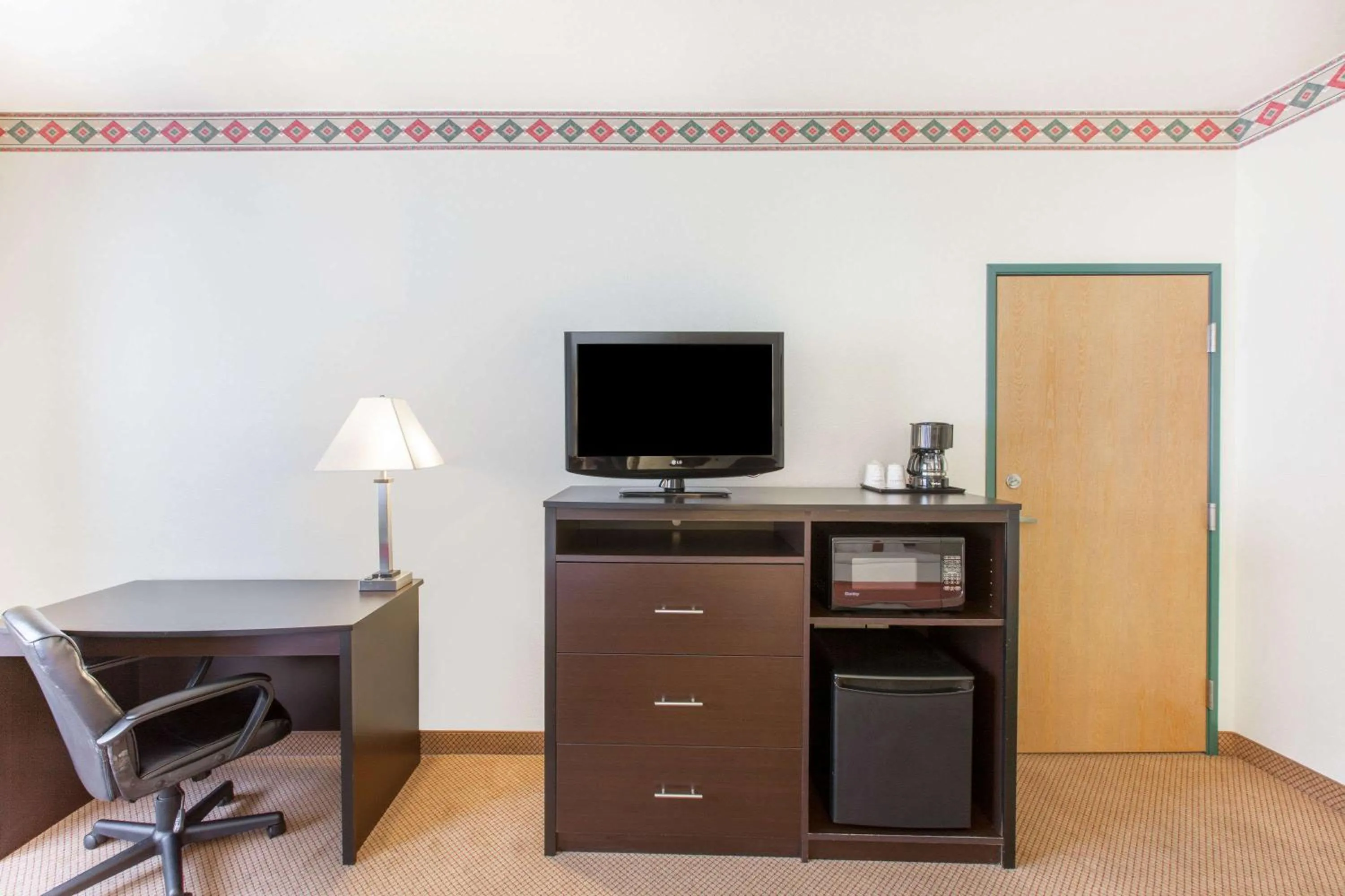 Photo of the whole room in Ramada by Wyndham Williams/Grand Canyon Area