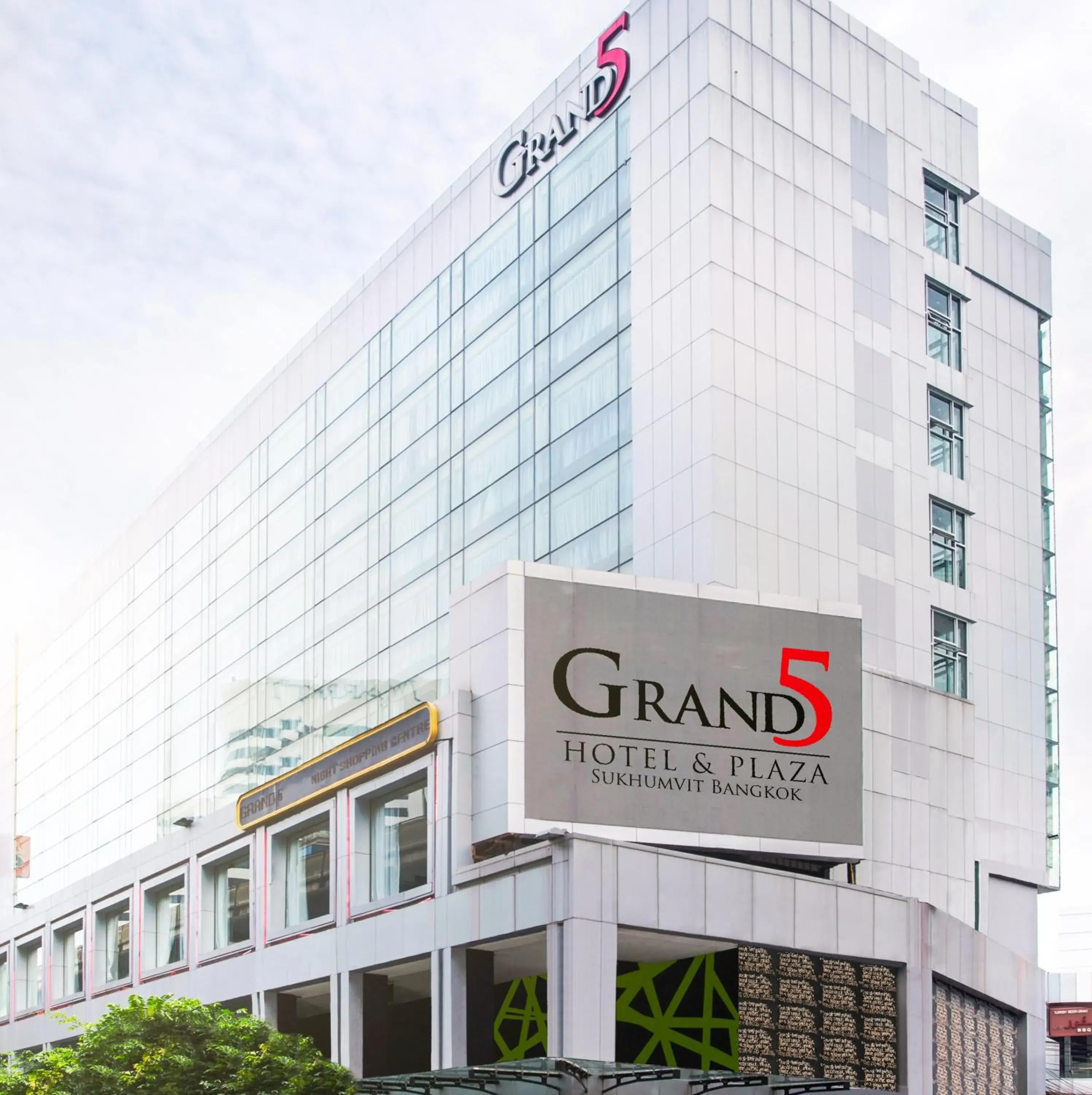 Facade/entrance in Grand 5 Hotel & Plaza Sukhumvit Bangkok Facade/entrance in Grand 5 Hotel & Plaza Sukhumvit Bangkok