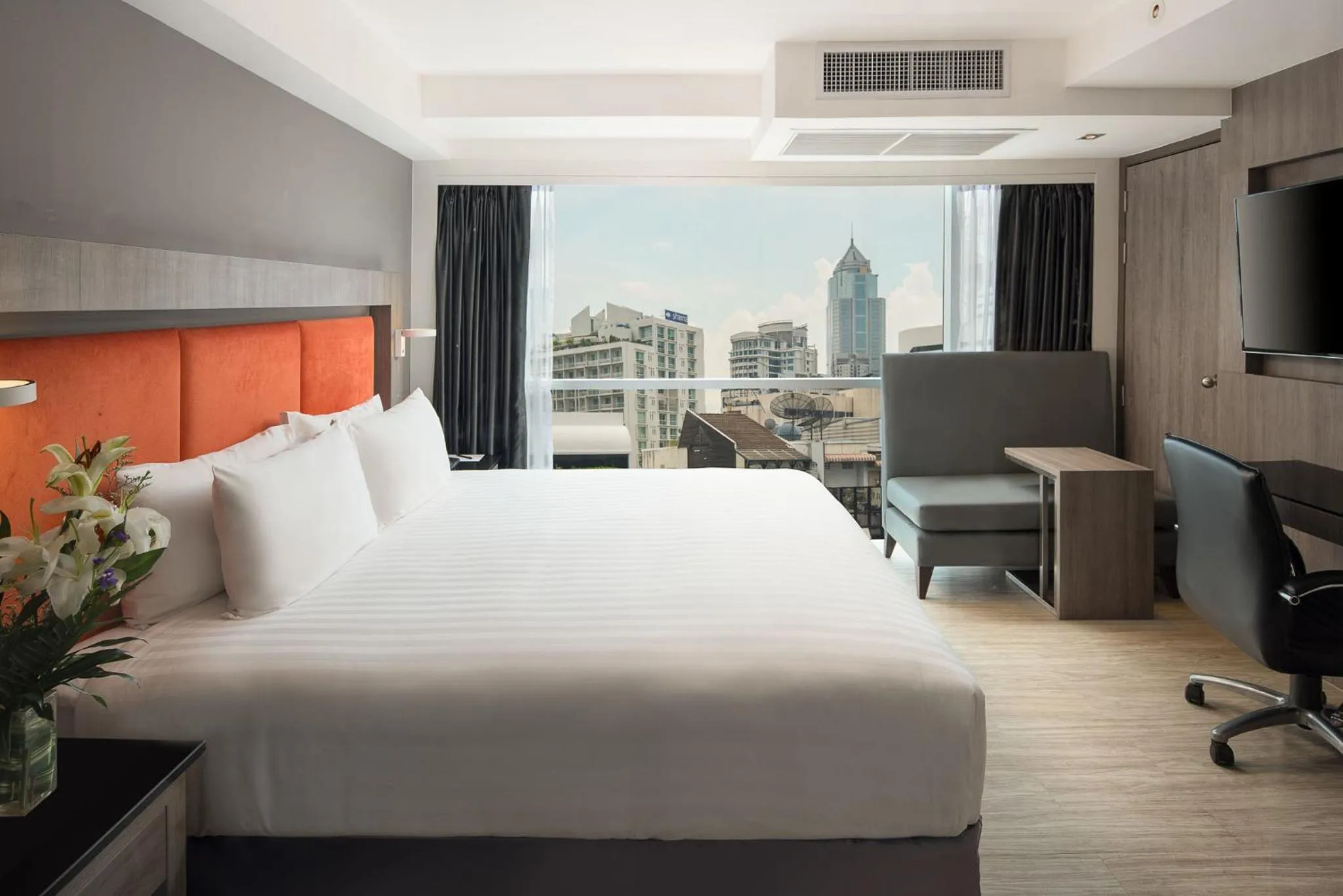 Seating area, Bed in Grand 5 Hotel & Plaza Sukhumvit Bangkok