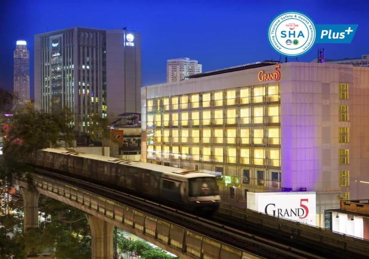 Property building in Grand 5 Hotel & Plaza Sukhumvit Bangkok