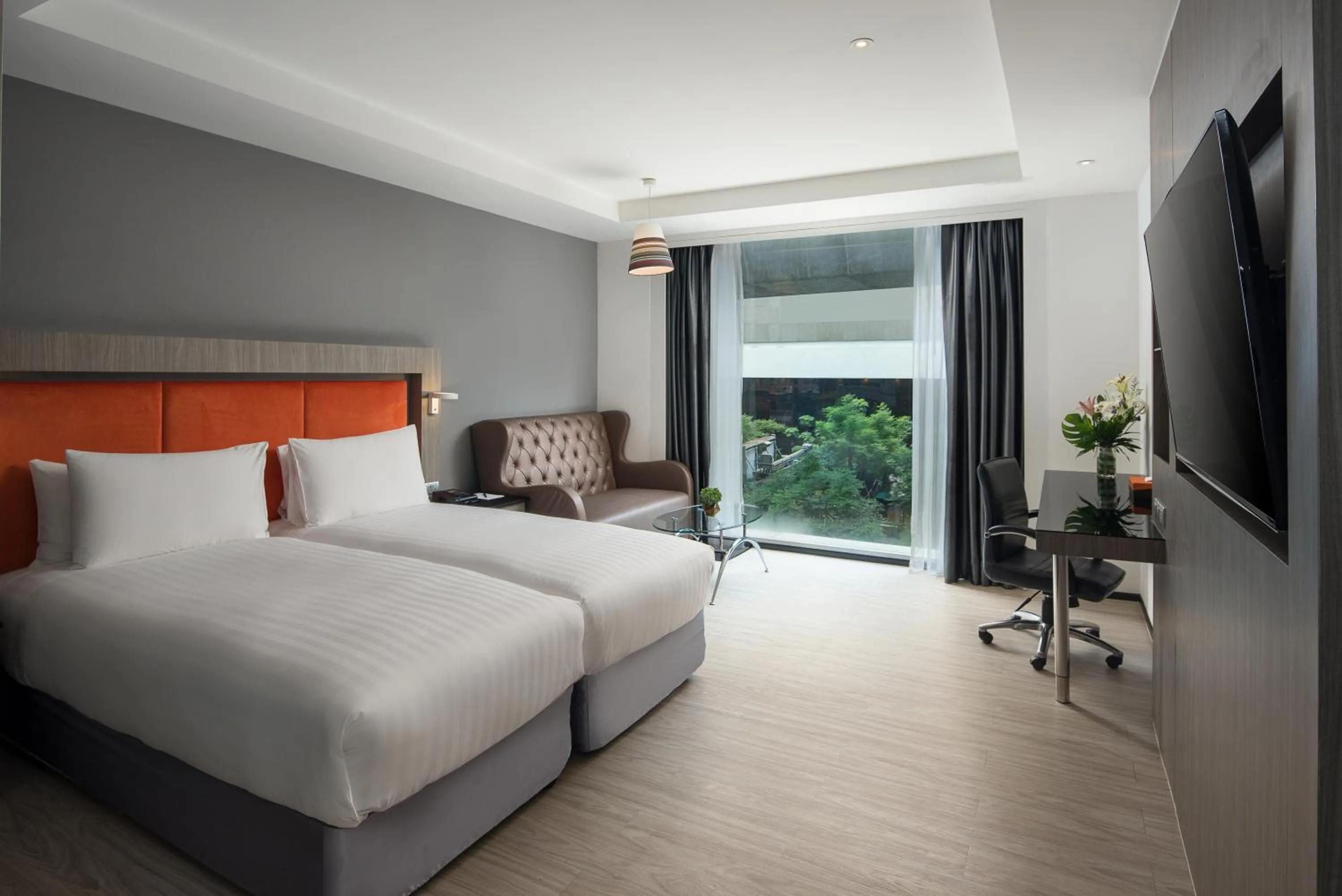Seating area, Bed in Grand 5 Hotel & Plaza Sukhumvit Bangkok