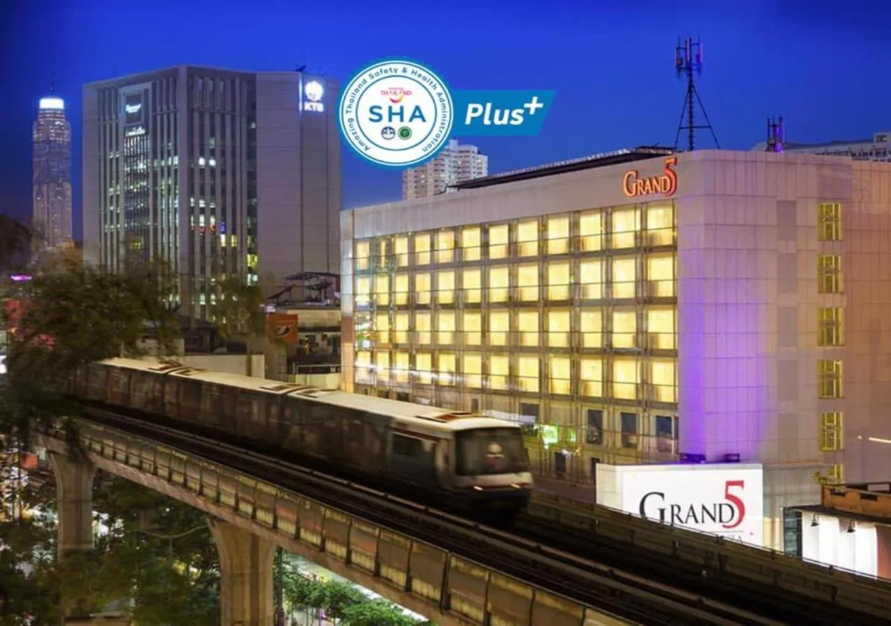Property building in Grand 5 Hotel & Plaza Sukhumvit Bangkok