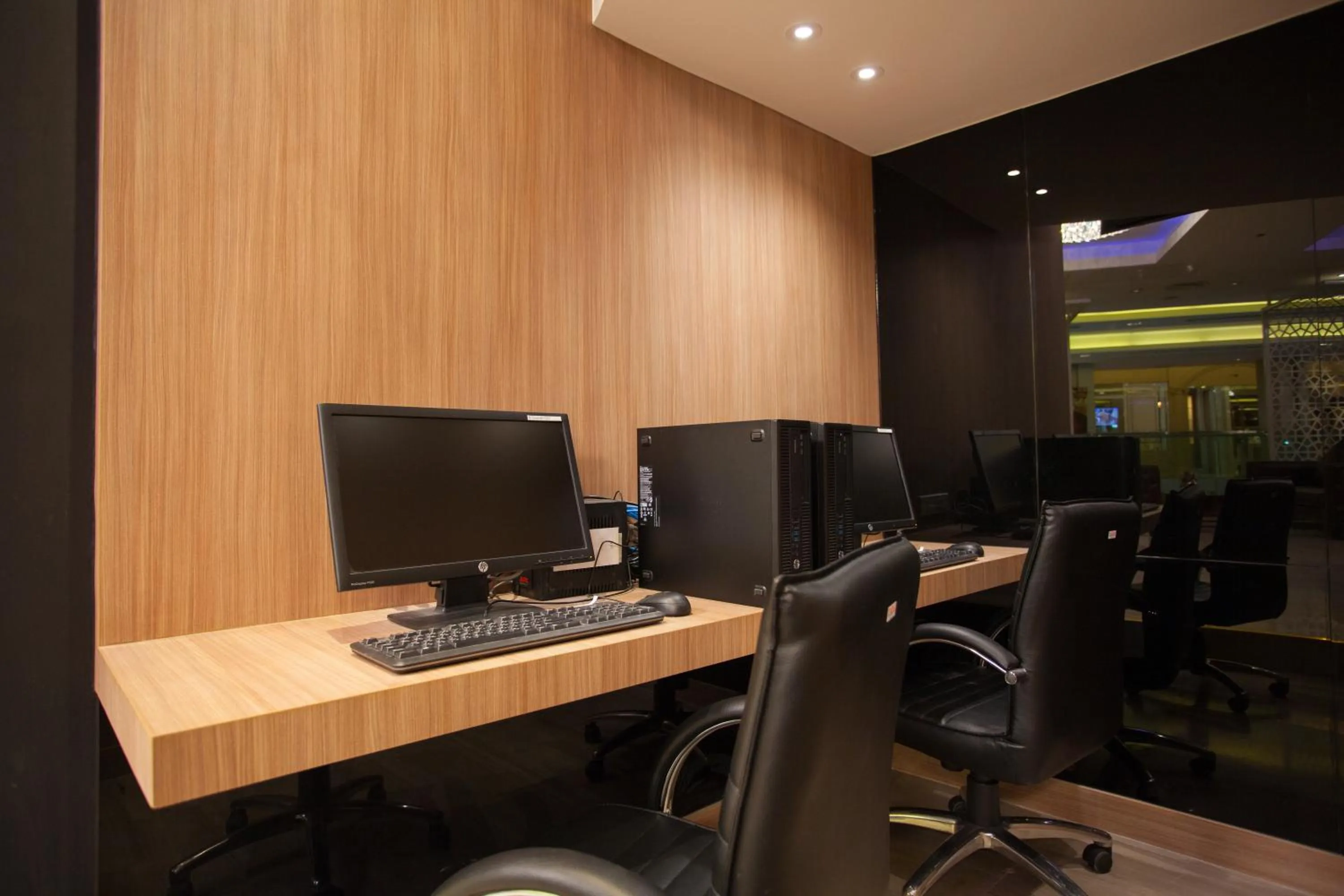 Business facilities in Grand 5 Hotel & Plaza Sukhumvit Bangkok