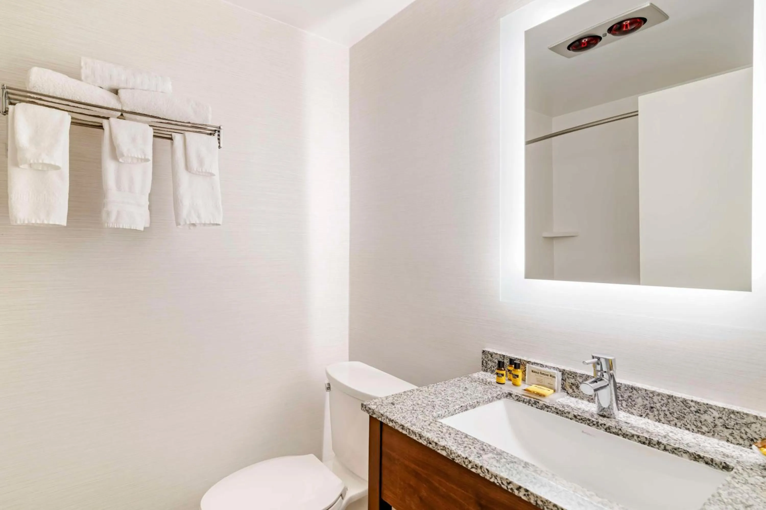 Bathroom in Best Western Springfield Hotel