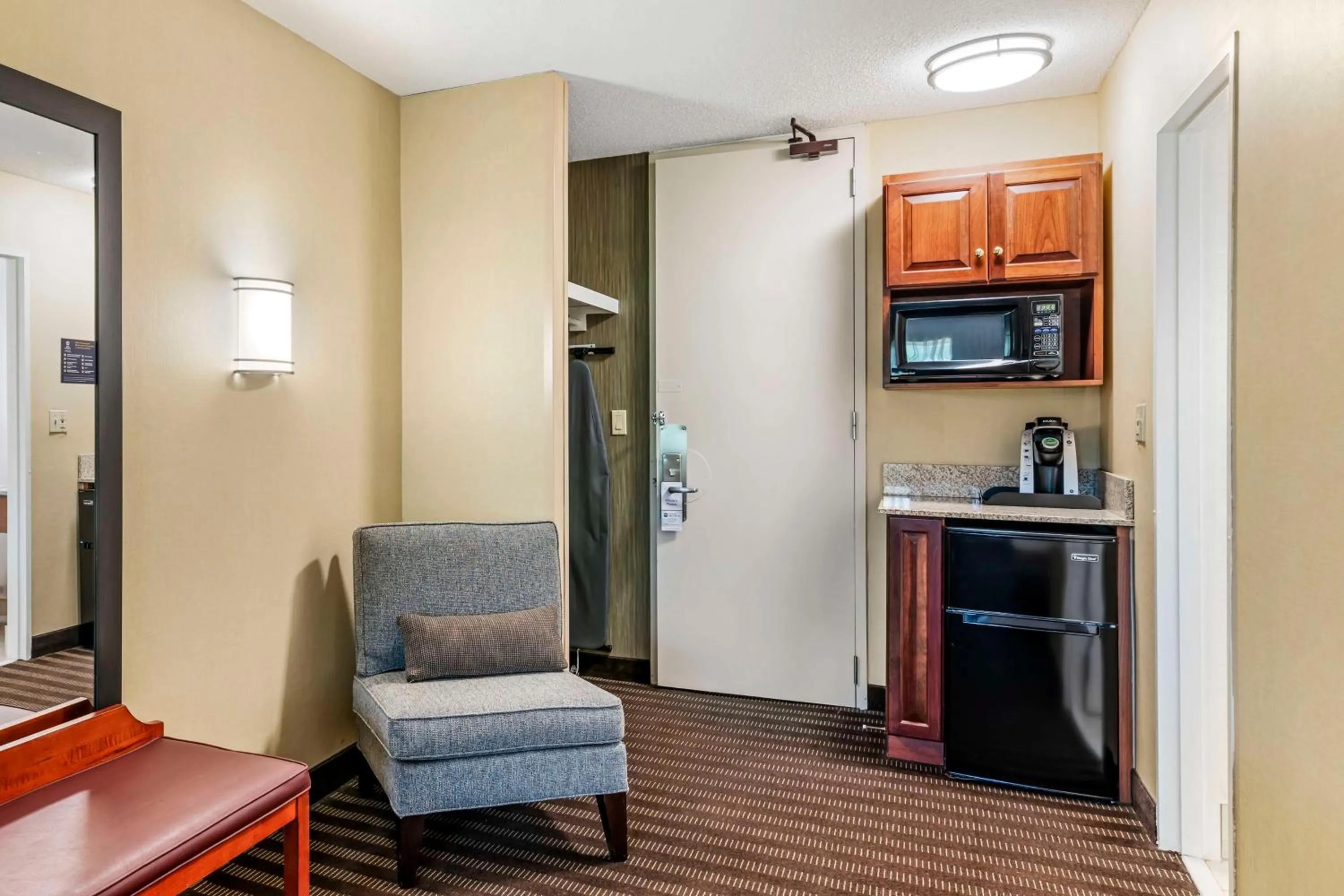 Bedroom in Best Western Springfield Hotel