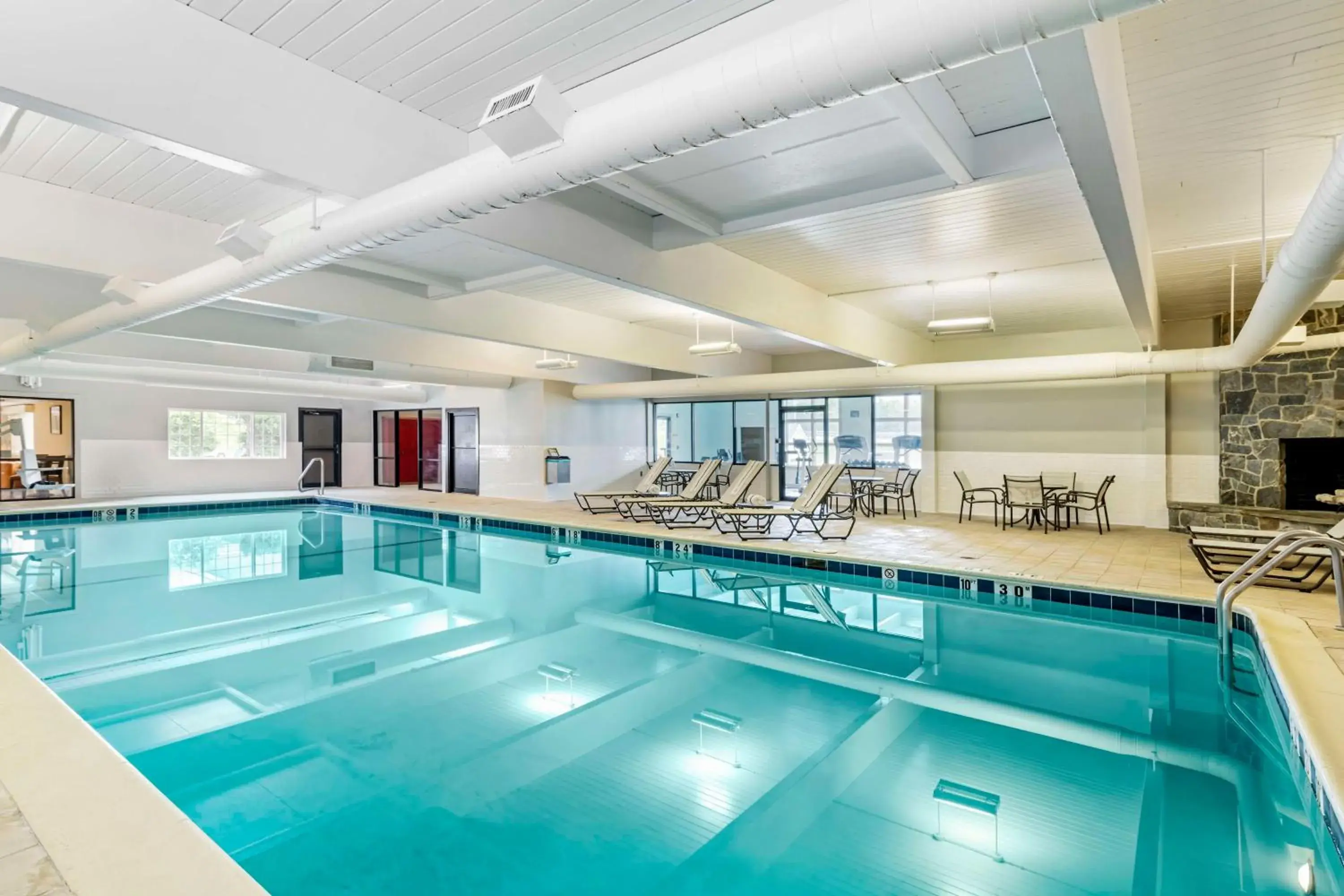 Pool view in Best Western Springfield Hotel Pool view in Best Western Springfield Hotel