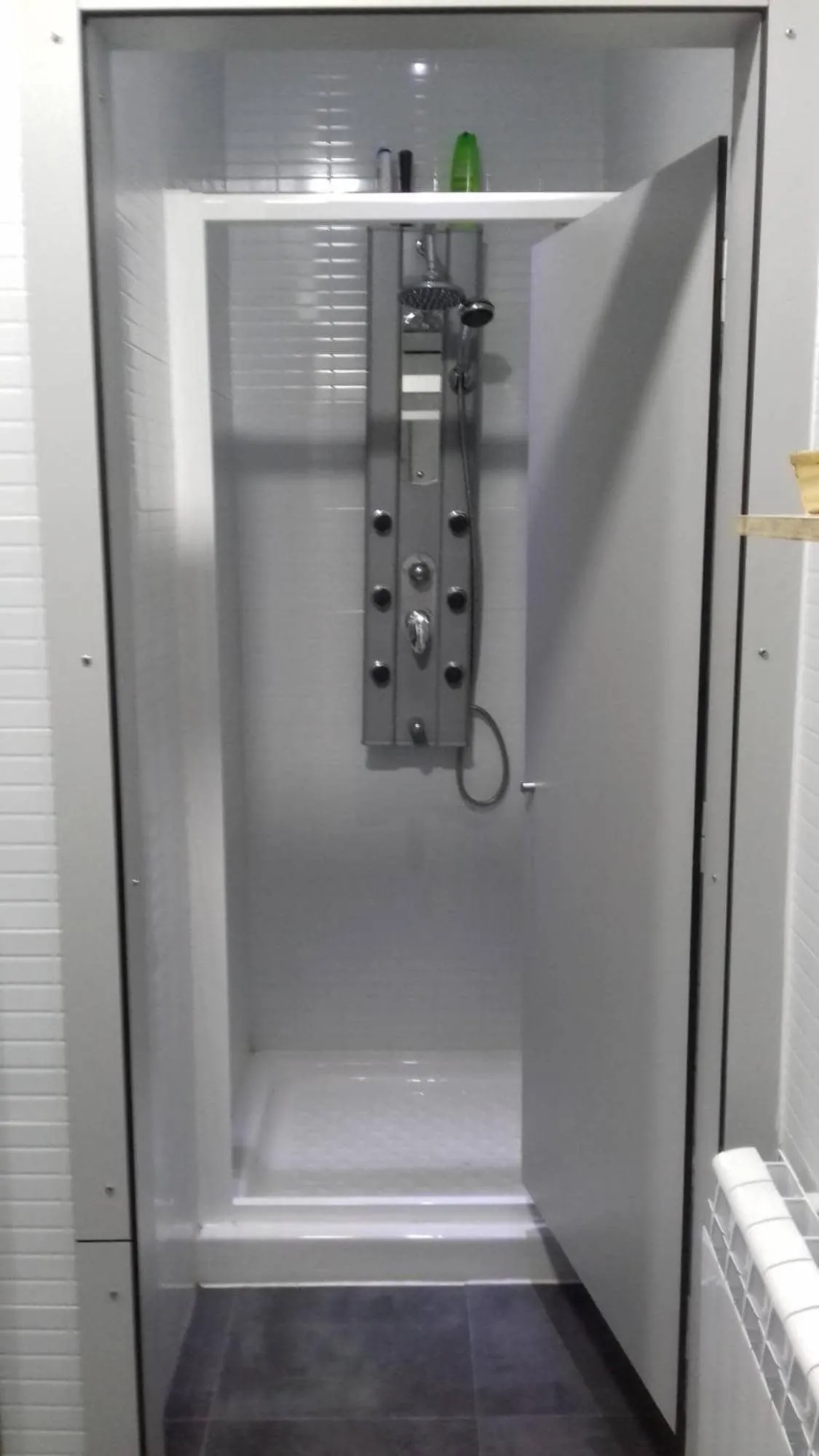 Shower in Albergue O Trisquel
