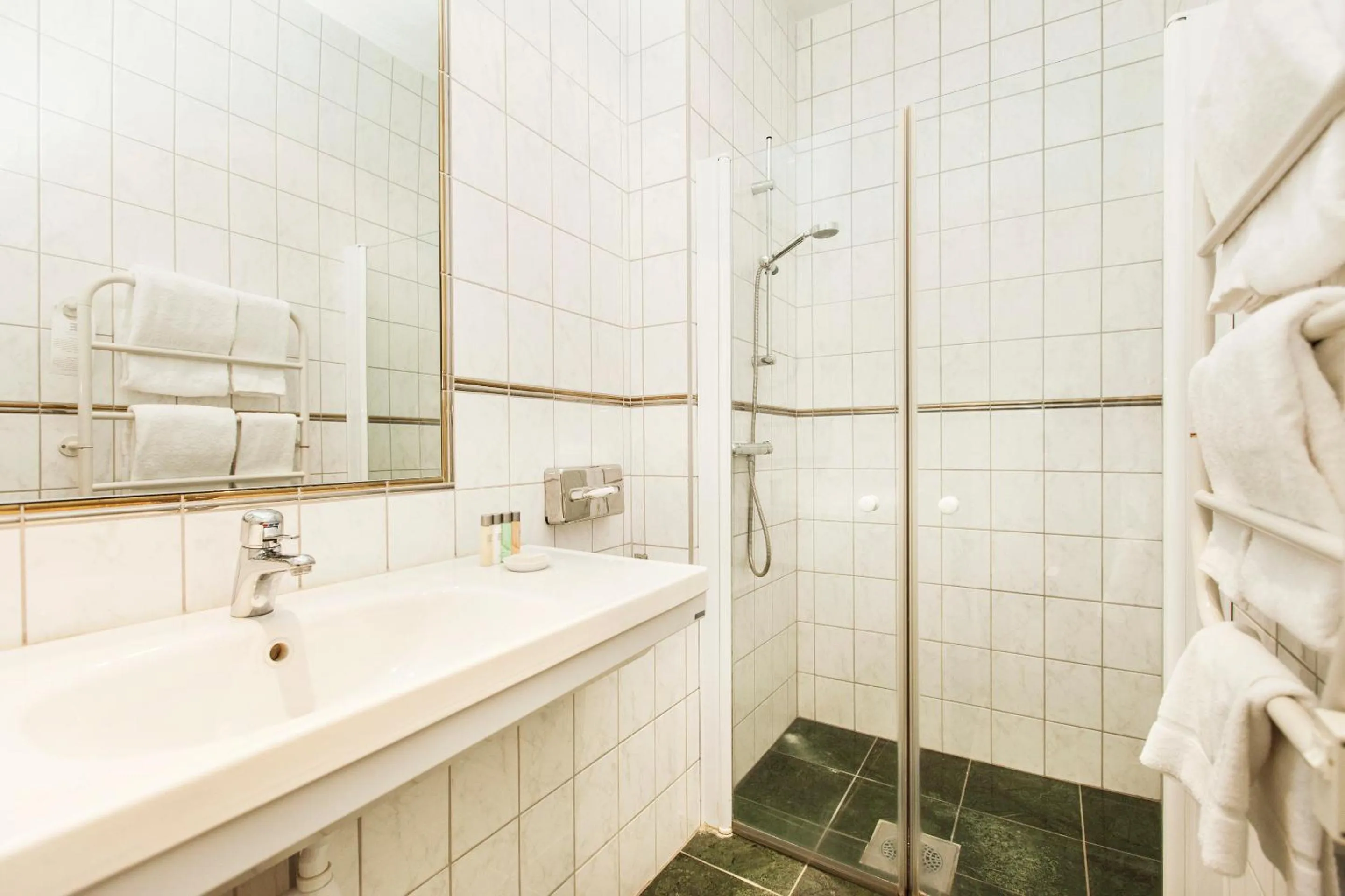 Bathroom in Elite Hotel Savoy