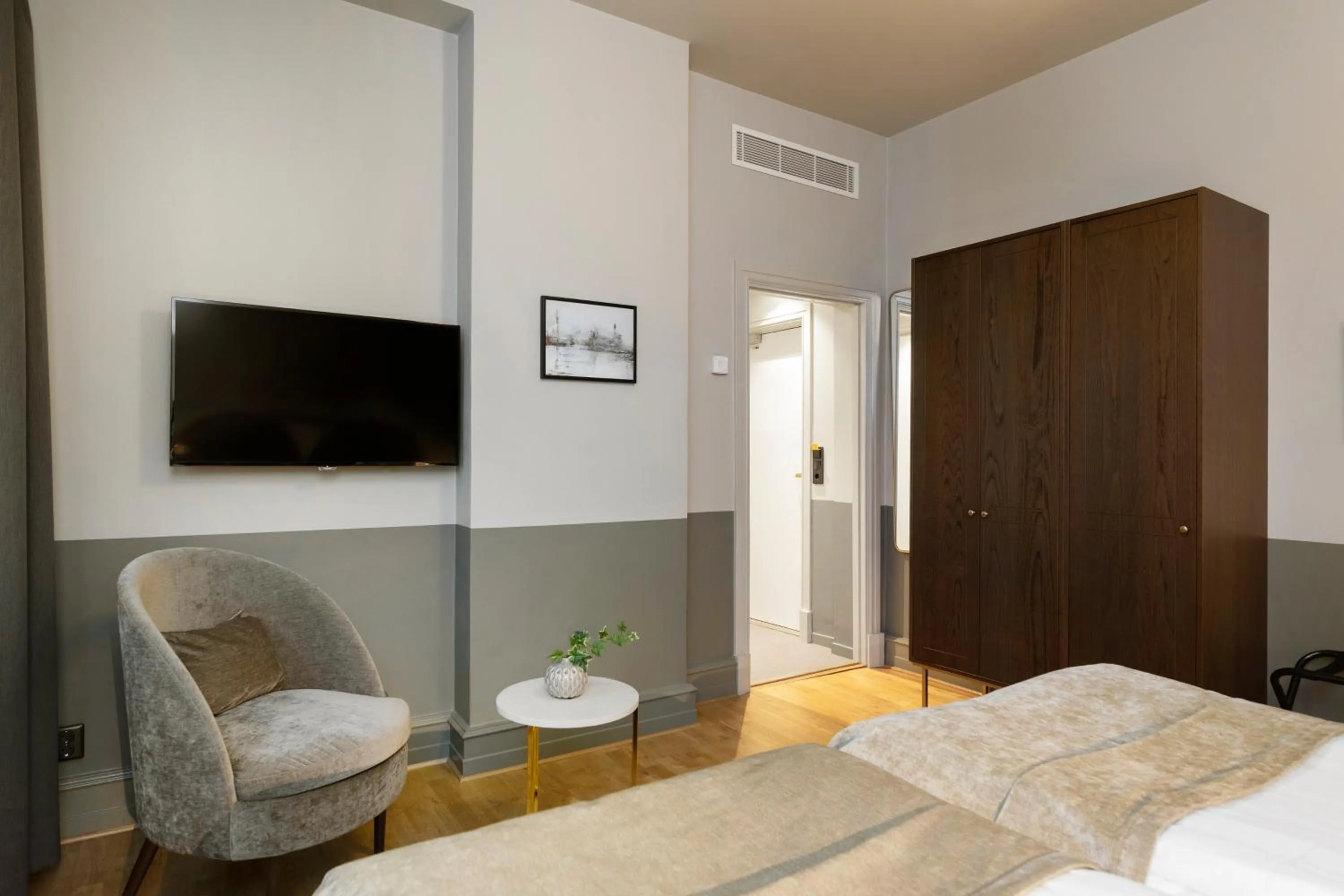 TV and multimedia, Bed in Elite Hotel Savoy