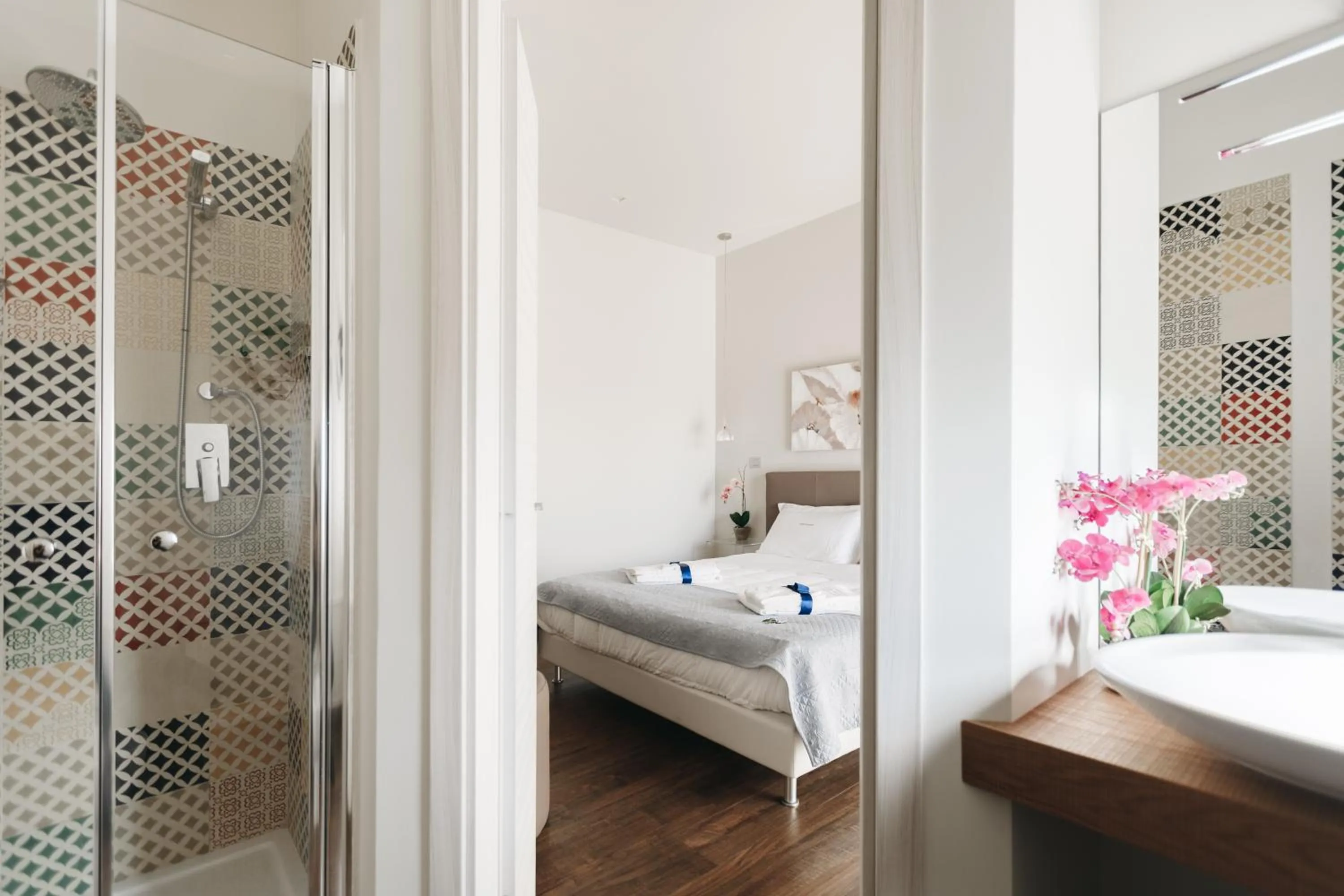 Shower, Bed in I Segreti della Valle