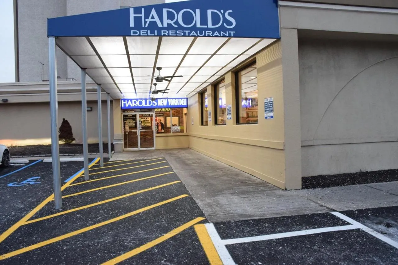 Restaurant/places to eat in E Hotel Banquet & Conference Center