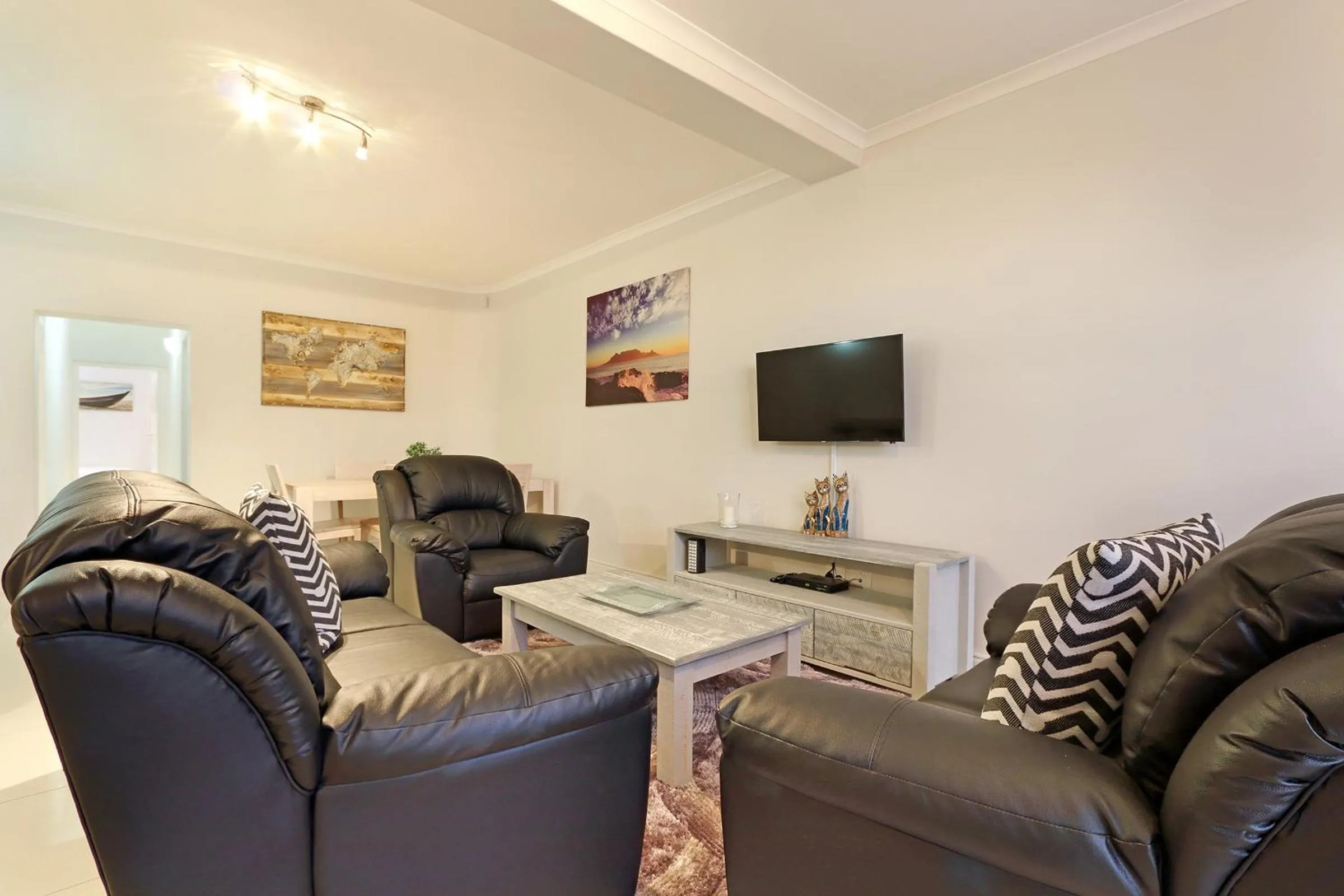 Communal lounge/ TV room in Camps Bay Beach Apartment