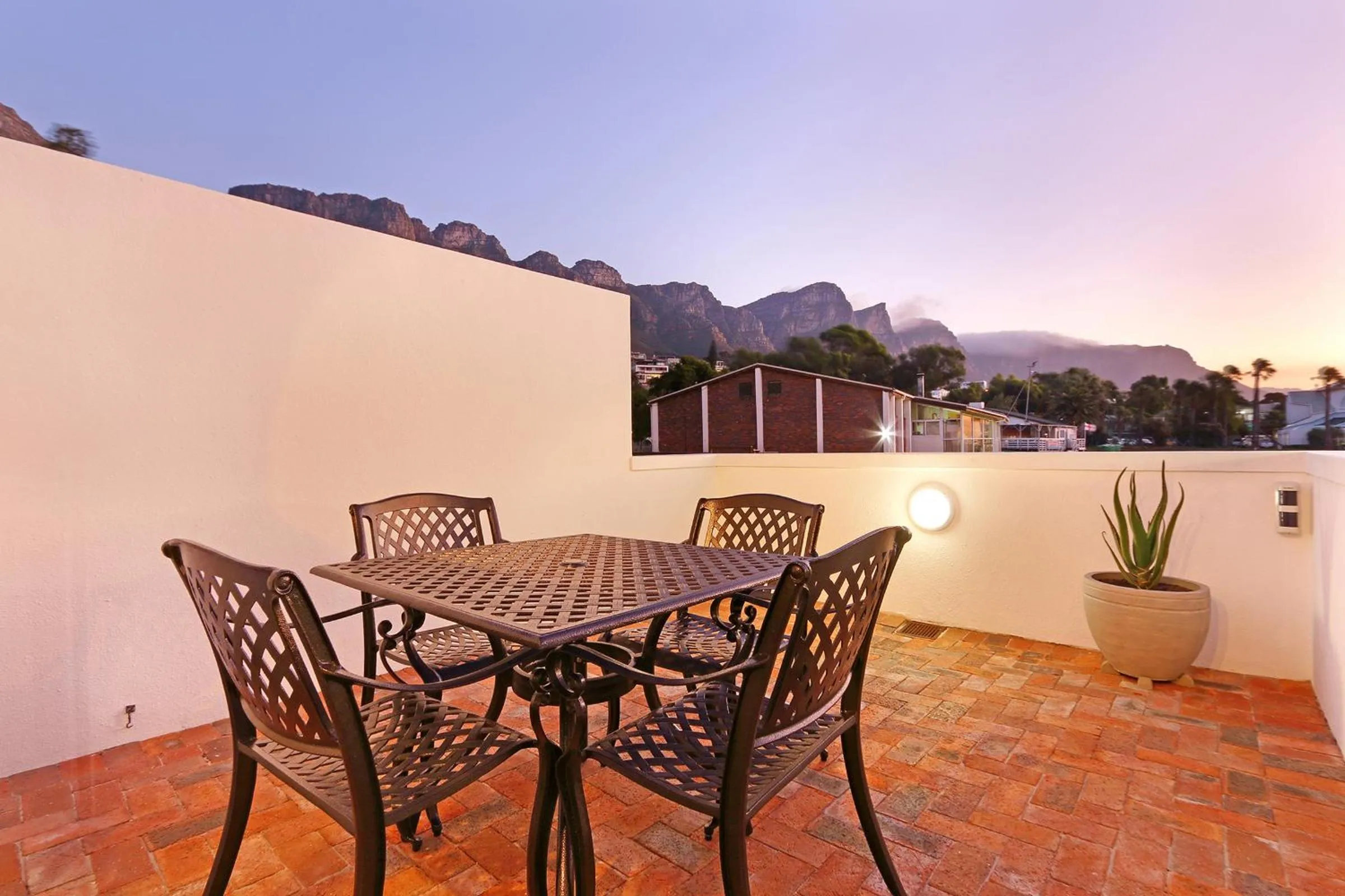 Mountain view in Camps Bay Beach Apartment