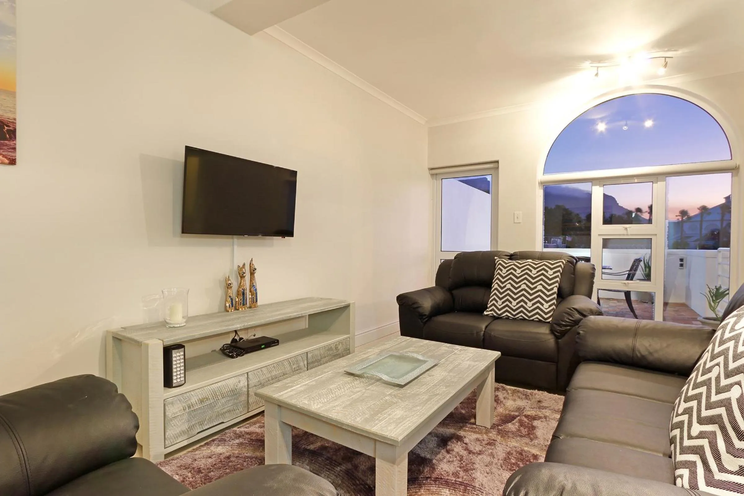 Communal lounge/ TV room in Camps Bay Beach Apartment