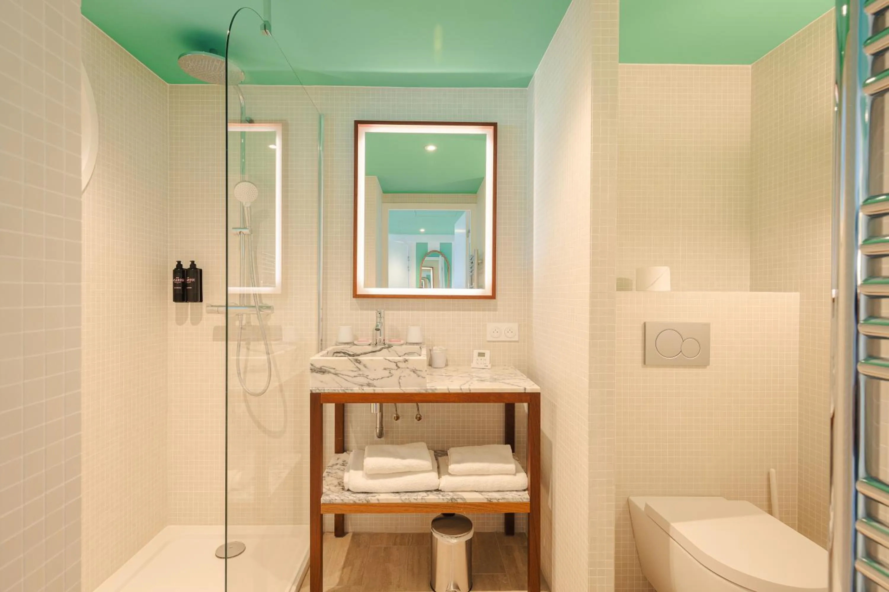 Shower in Hotel Casarose - Cannes Mandelieu