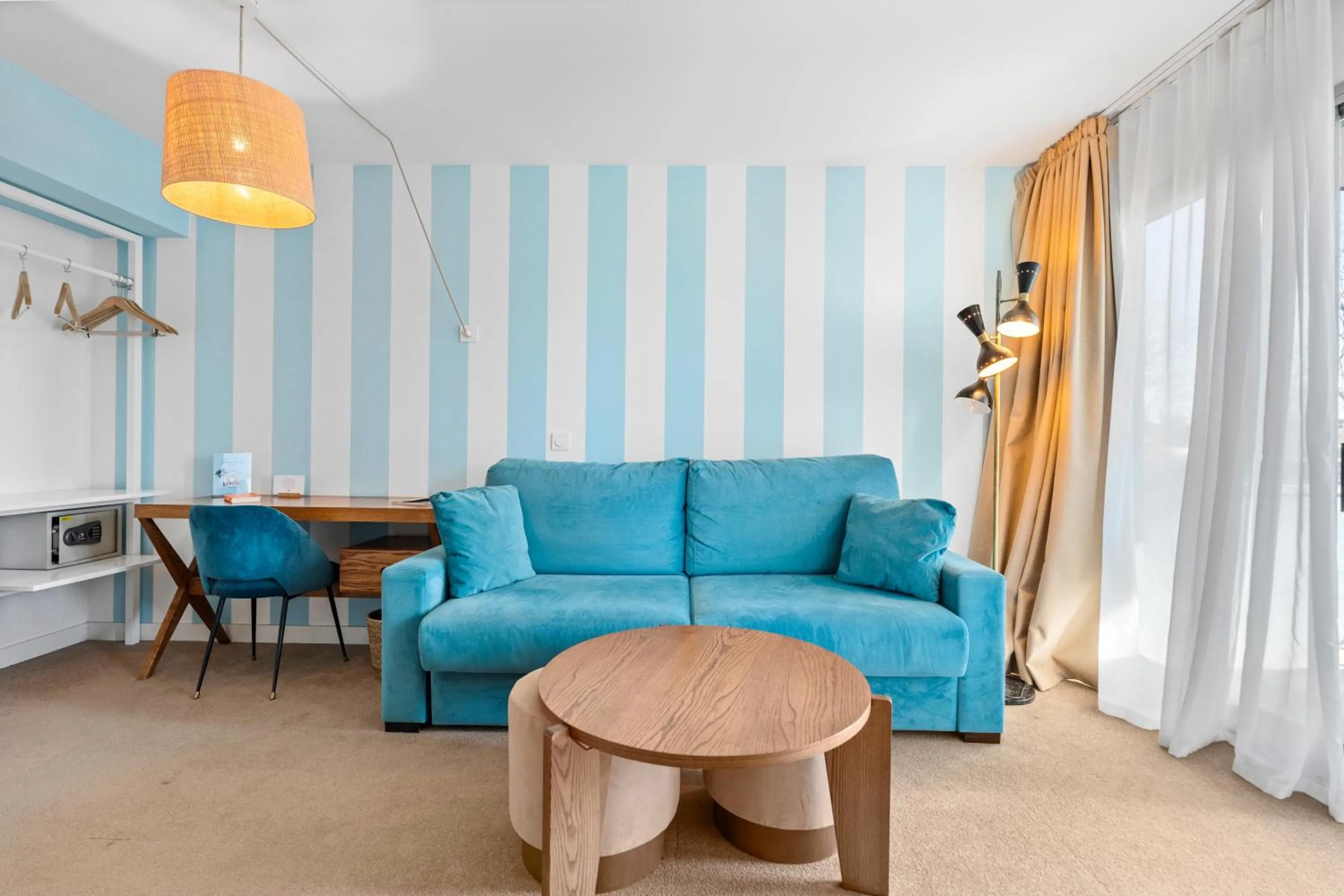 Seating area in Hotel Casarose - Cannes Mandelieu