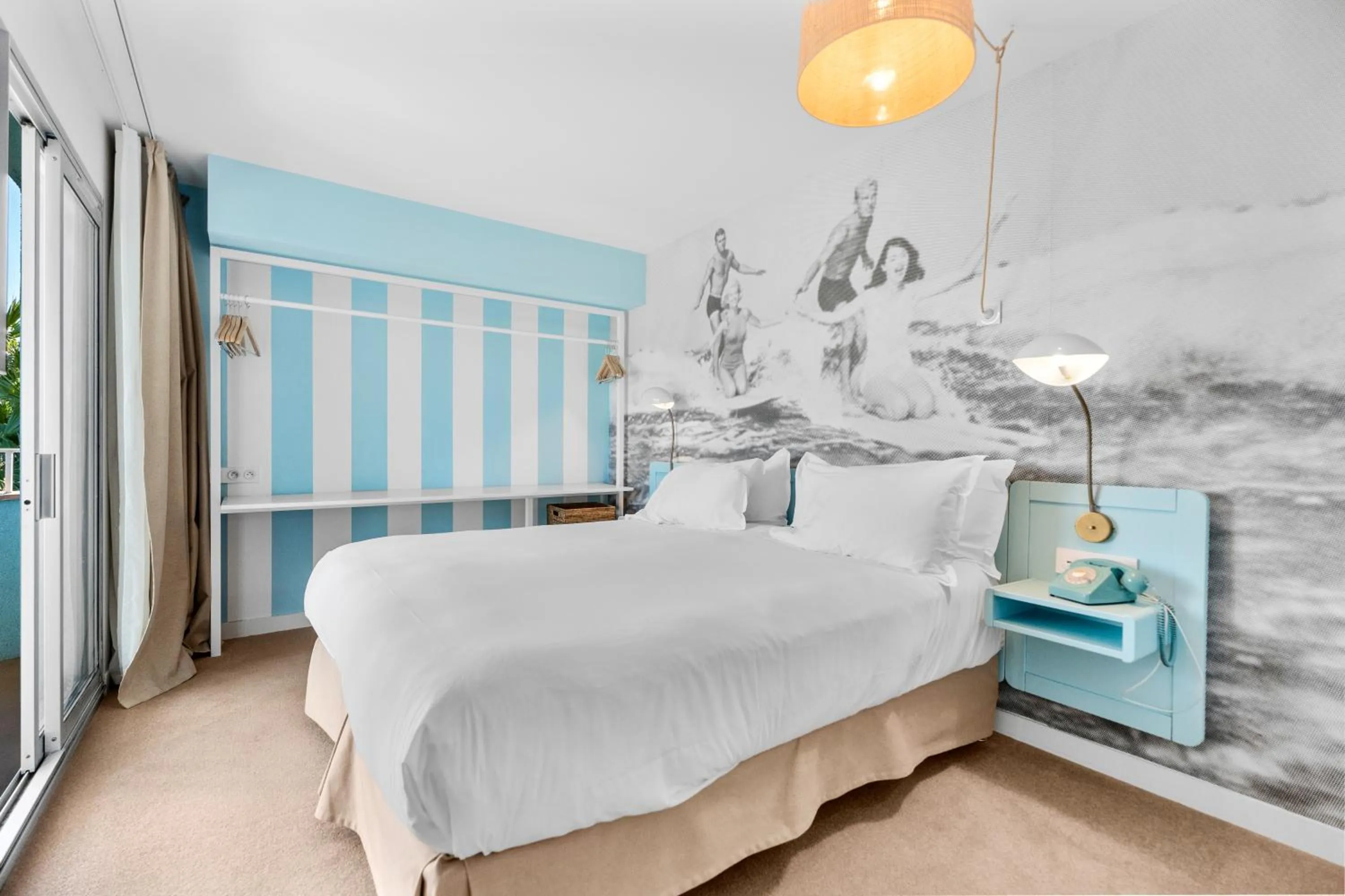 Bedroom, Bed in Hotel Casarose - Cannes Mandelieu