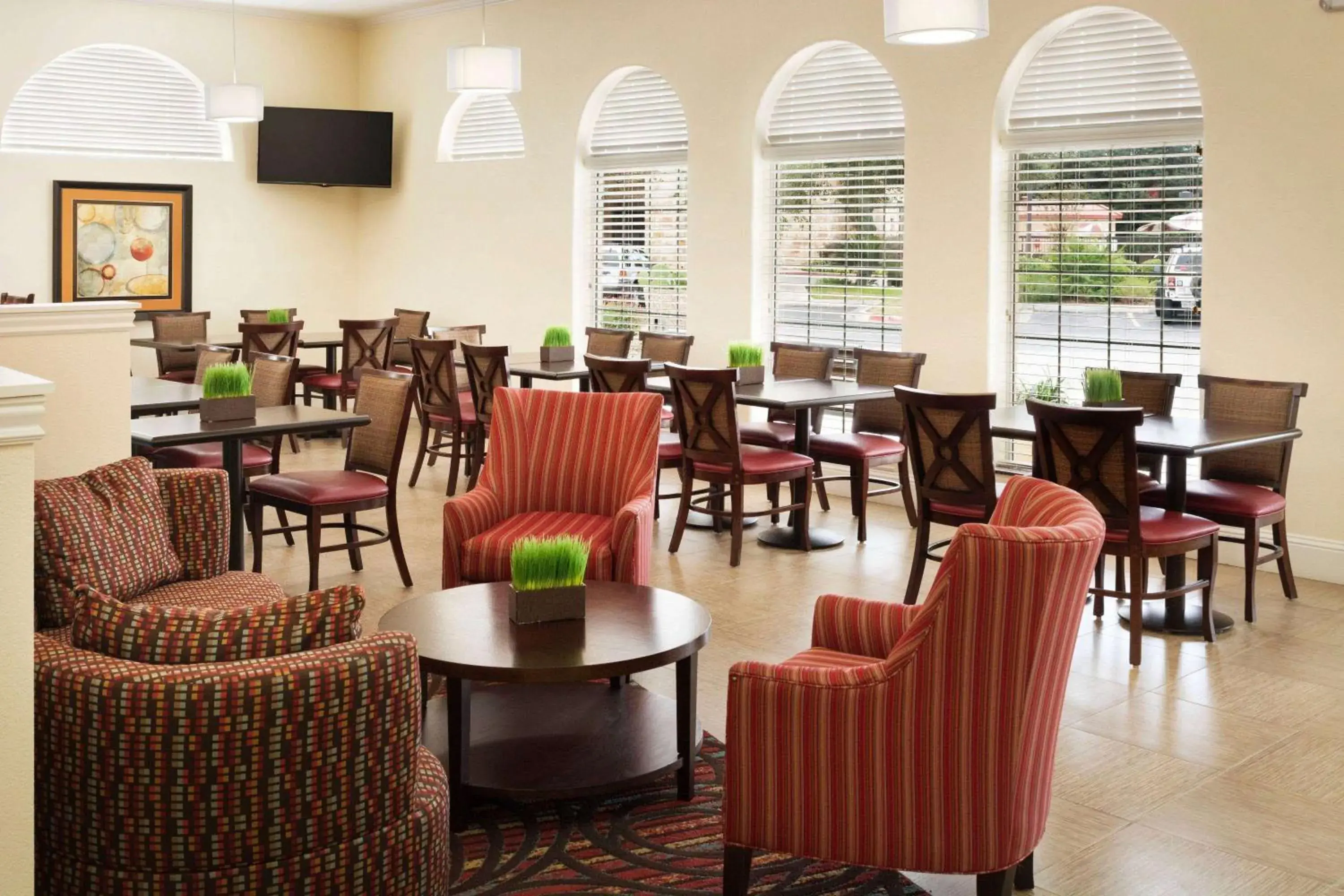 Lounge or bar in Wingate by Wyndham San Marcos Lounge or bar in Wingate by Wyndham San Marcos