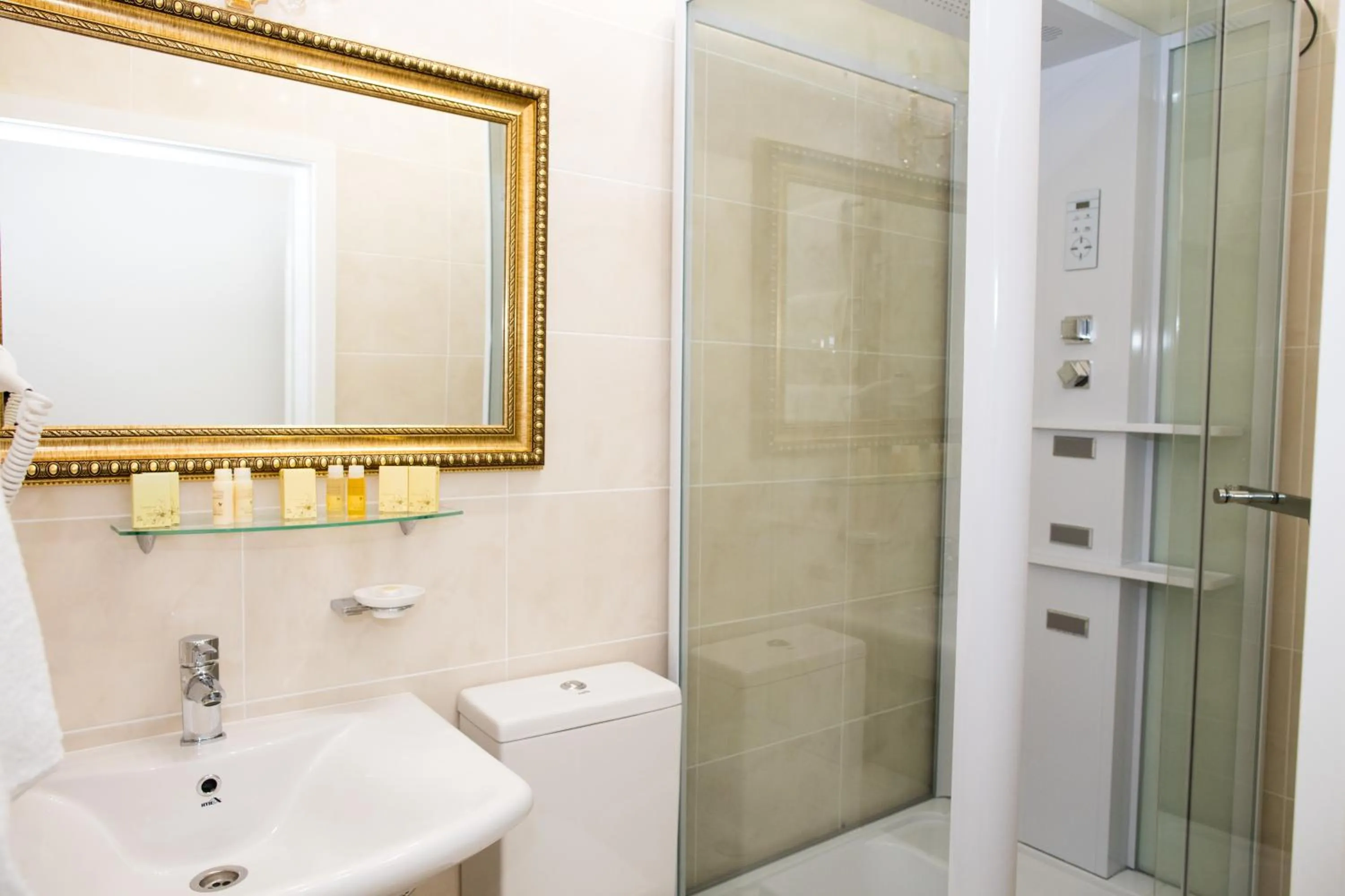 Standard King Room in De Versal