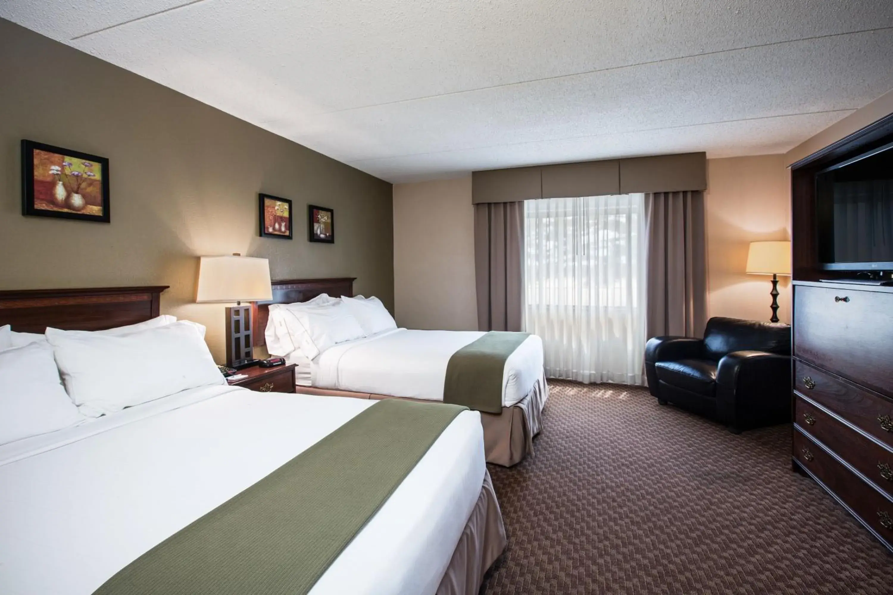 Photo of the whole room, Bed in Holiday Inn Express Schaumburg-Rolling Meadows by IHG Photo of the whole room, Bed in Holiday Inn Express Schaumburg-Rolling Meadows by IHG