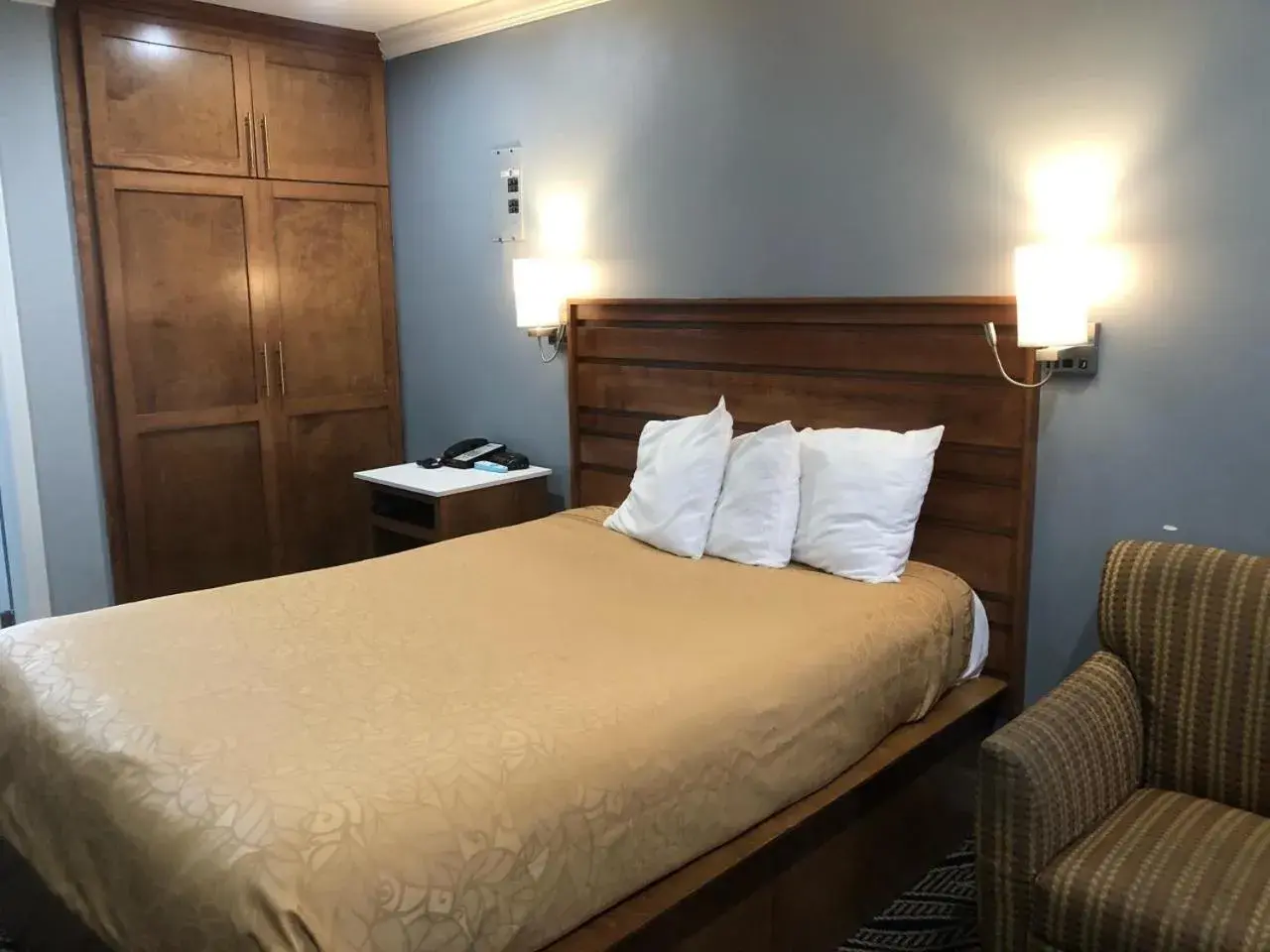 Deluxe Queen Room - Non-Smoking in Redondo Inn and Suites Deluxe Queen Room - Non-Smoking in Redondo Inn and Suites