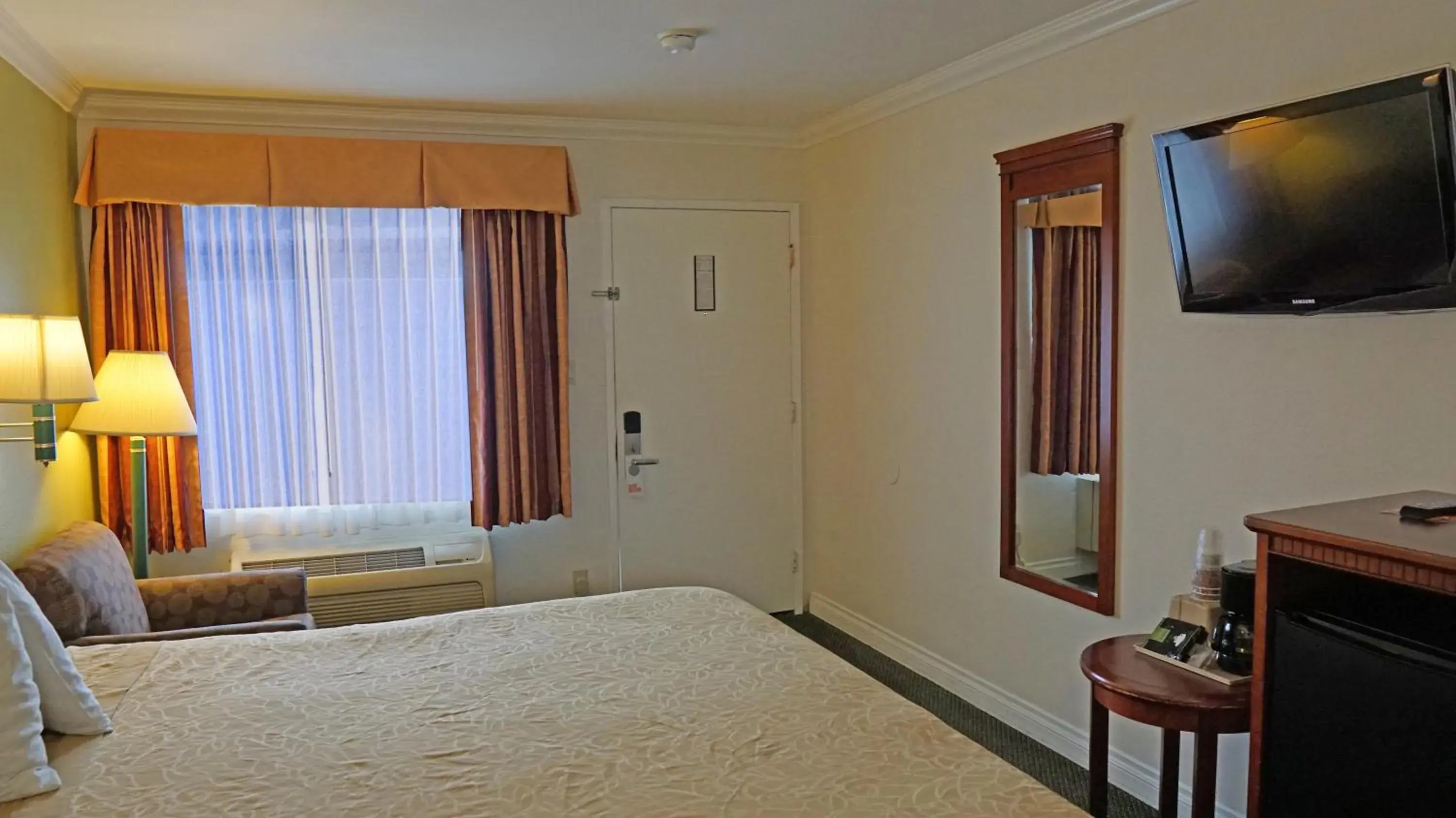 Bed in Redondo Inn and Suites Bed in Redondo Inn and Suites