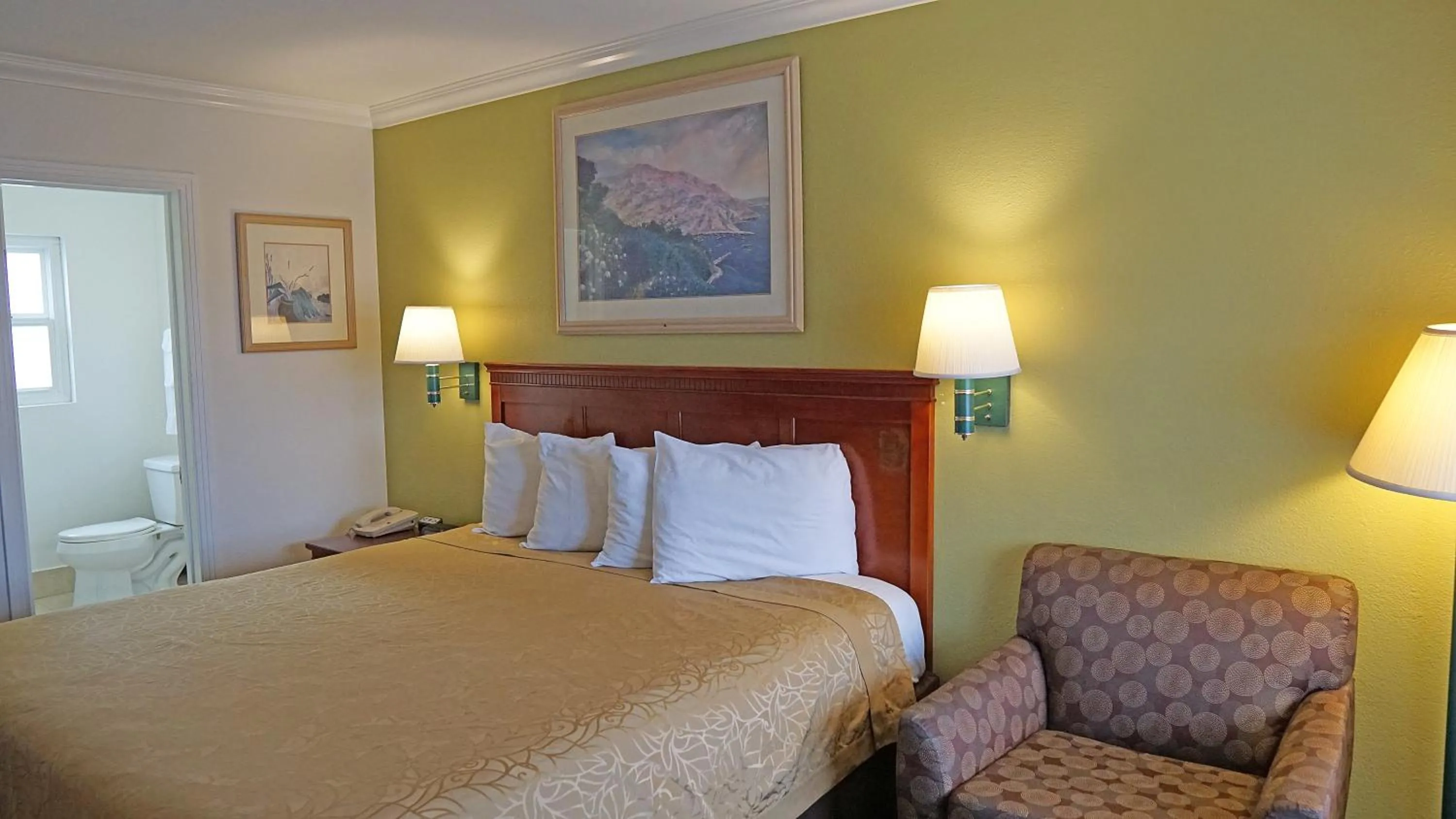 Bed in Redondo Inn and Suites