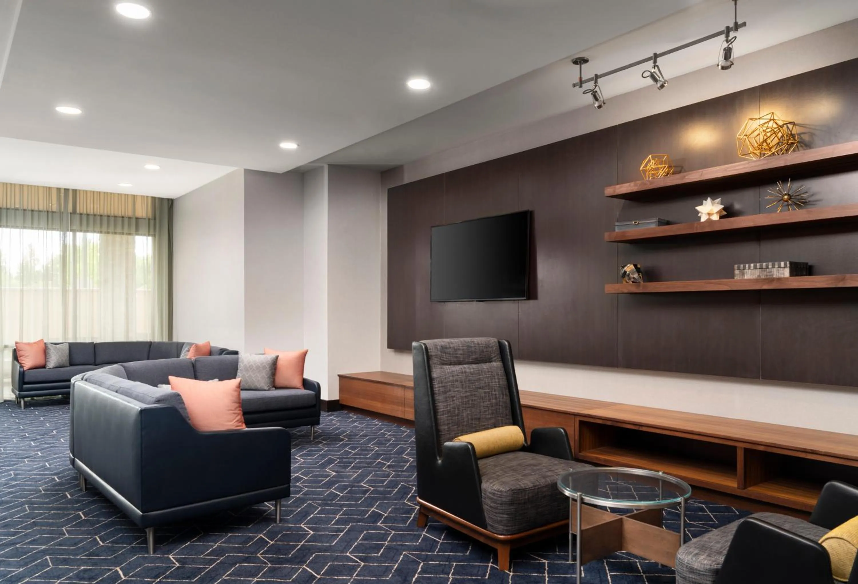 Communal lounge/ TV room in Courtyard by Marriott Denver North/Westminster