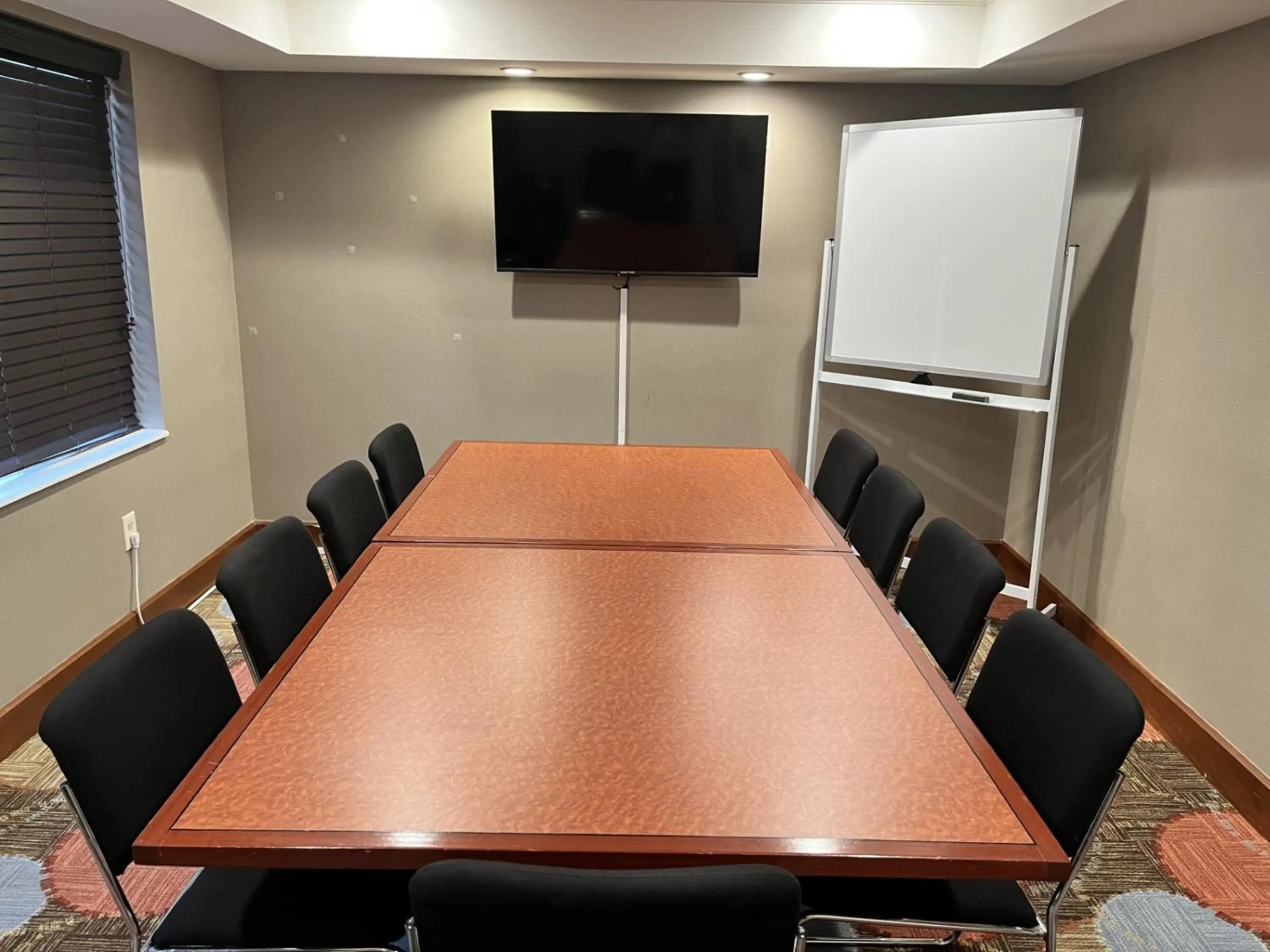 Meeting/conference room in Staybridge Suites Glenview by IHG