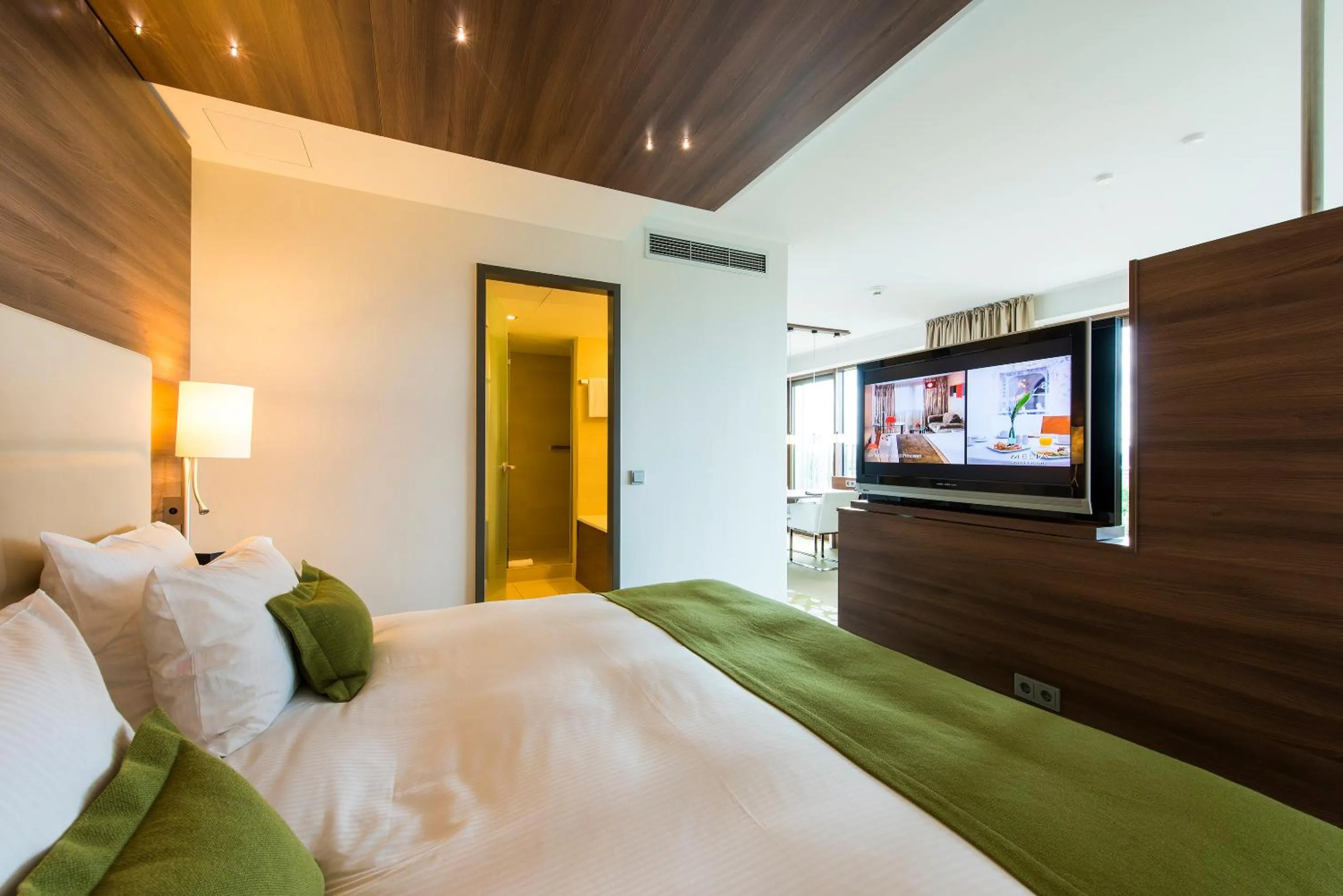 Photo of the whole room, Bed in Meliá Düsseldorf