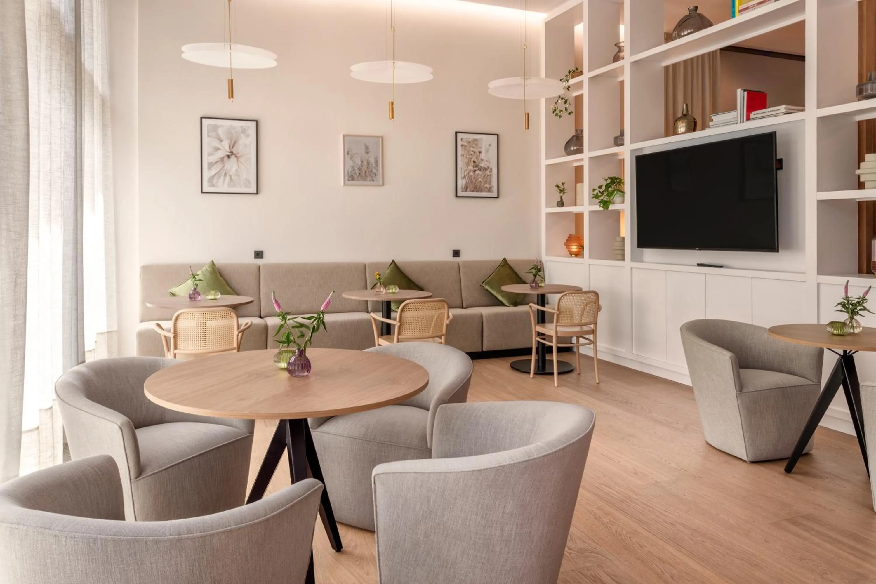 Communal lounge/ TV room in Meliá Düsseldorf