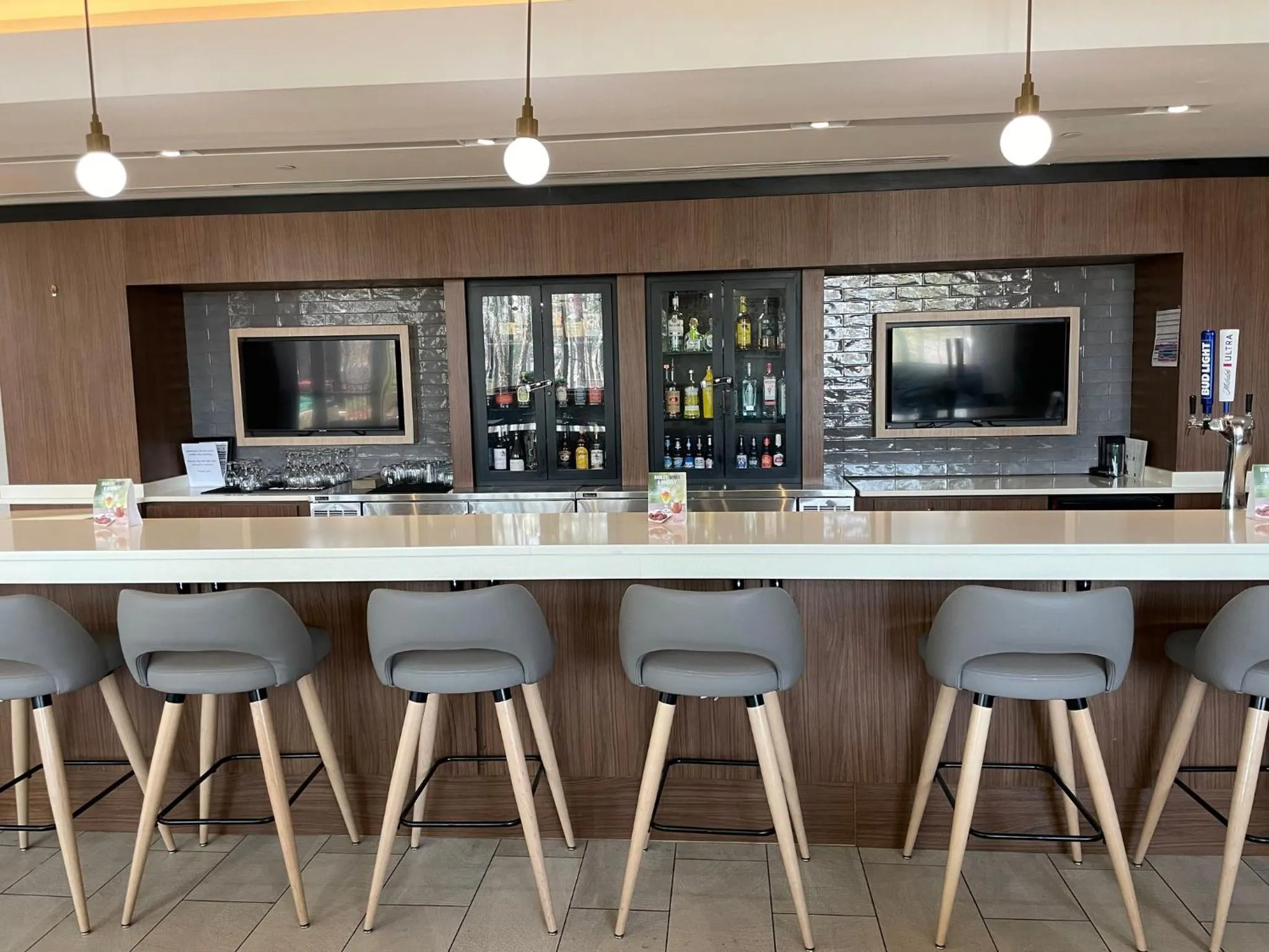 Lounge or bar in Holiday Inn Atlanta-Gas South Arena Area by IHG