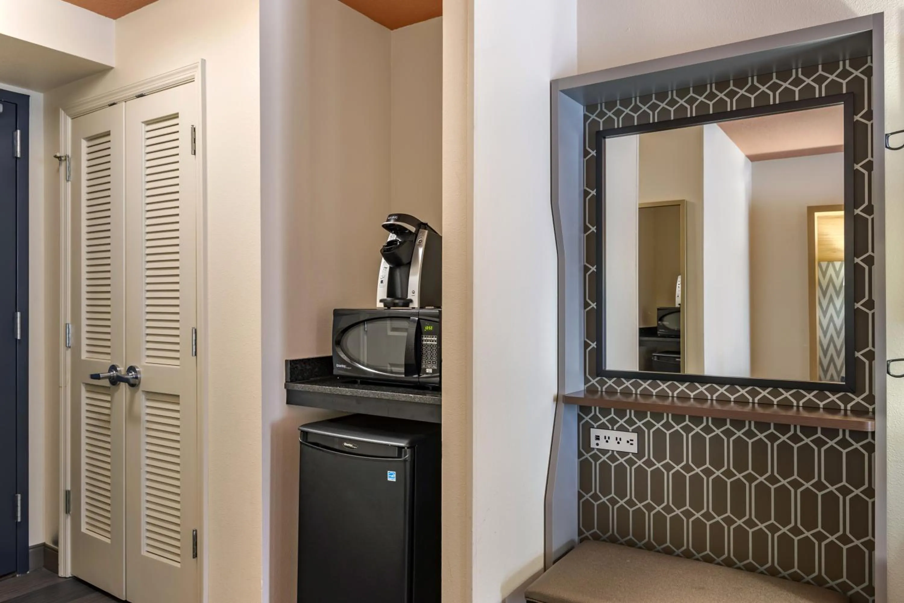 minibar in Holiday Inn Atlanta-Gas South Arena Area by IHG