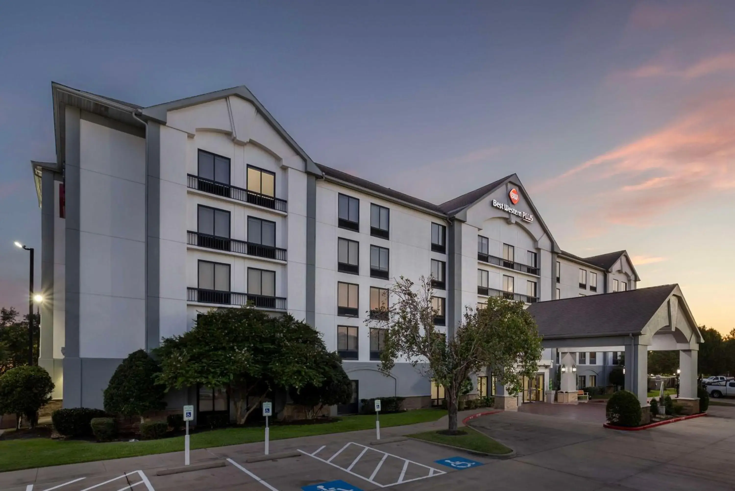 Property building in Best Western Plus Sugar Land-Stafford Property building in Best Western Plus Sugar Land-Stafford