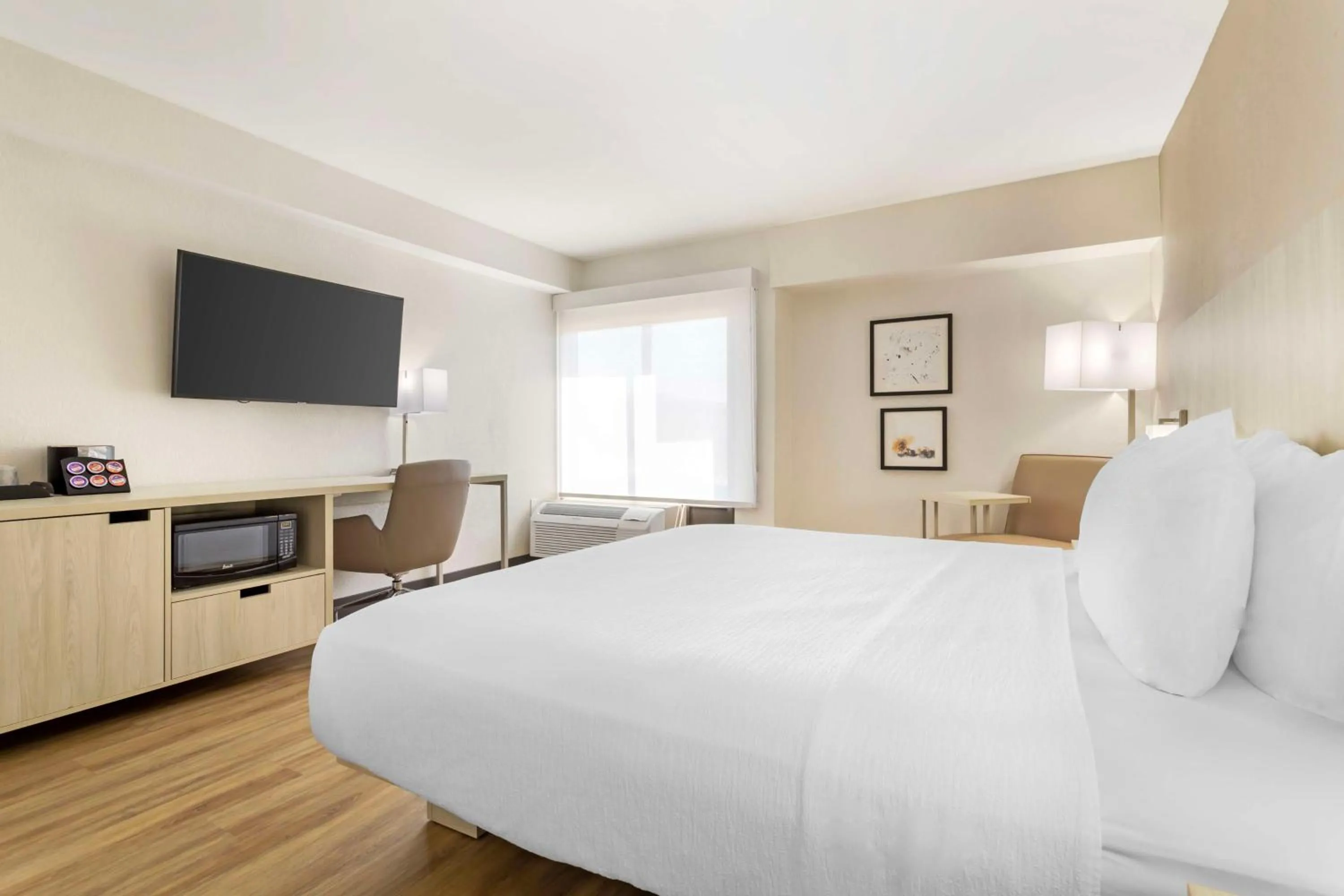 Bedroom, Bed in Best Western Plus Sugar Land-Stafford