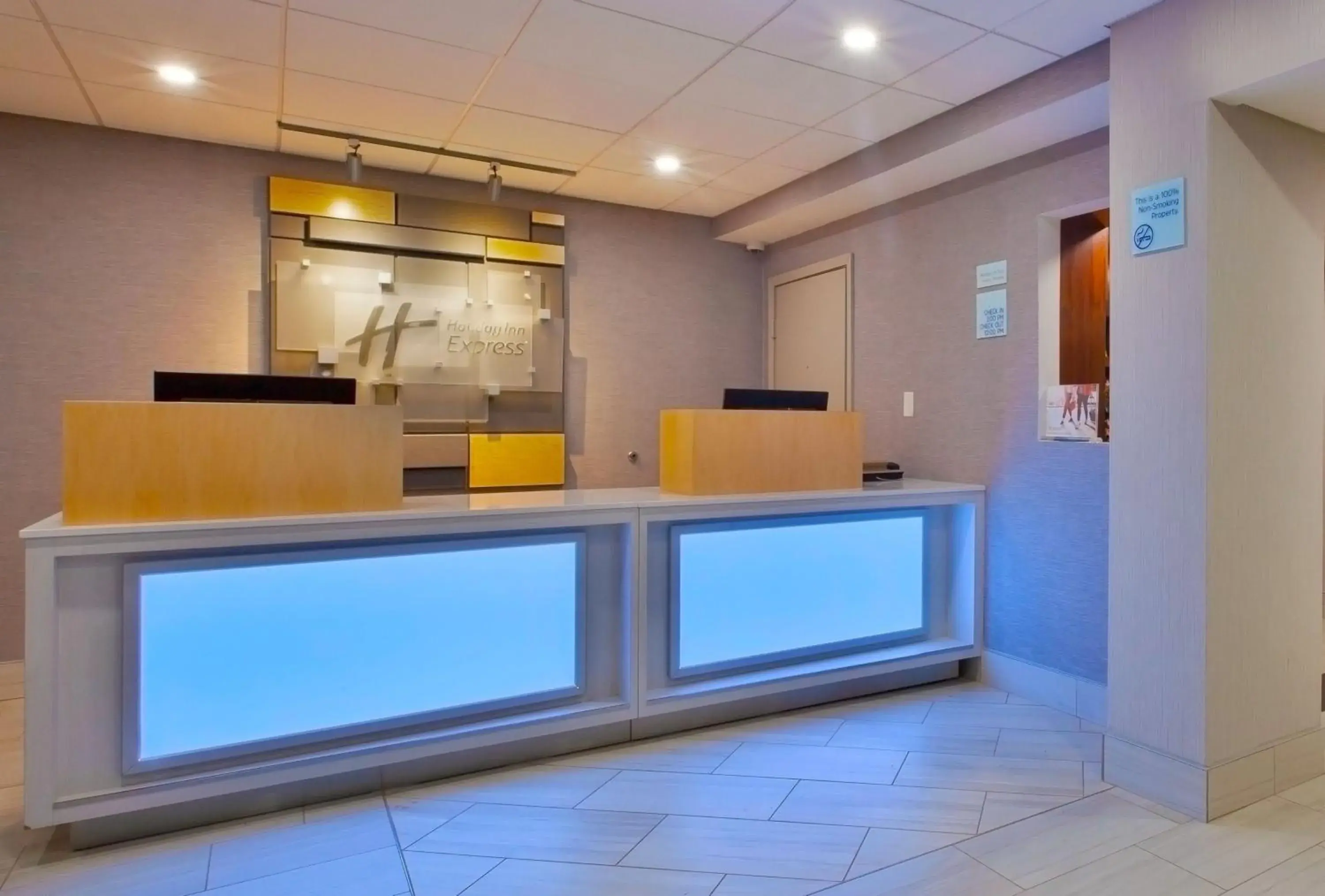 Property building in Holiday Inn Express Fairfax-Arlington Boulevard by IHG Property building in Holiday Inn Express Fairfax-Arlington Boulevard by IHG