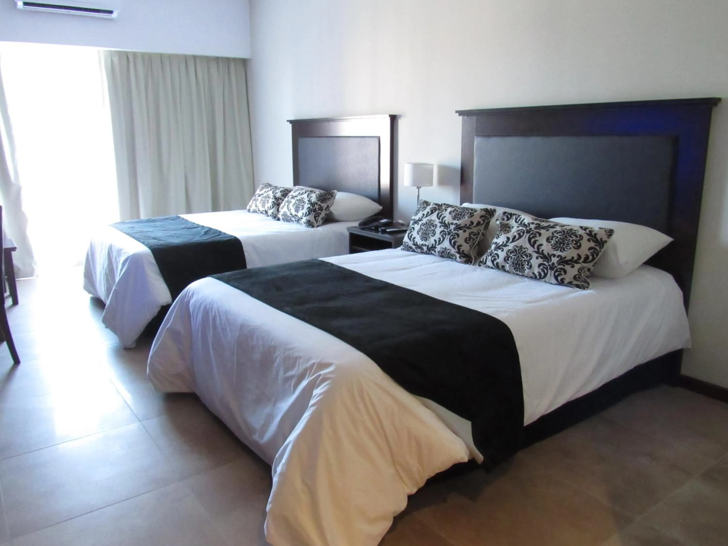 Bed in Howard Johnson Chascomus